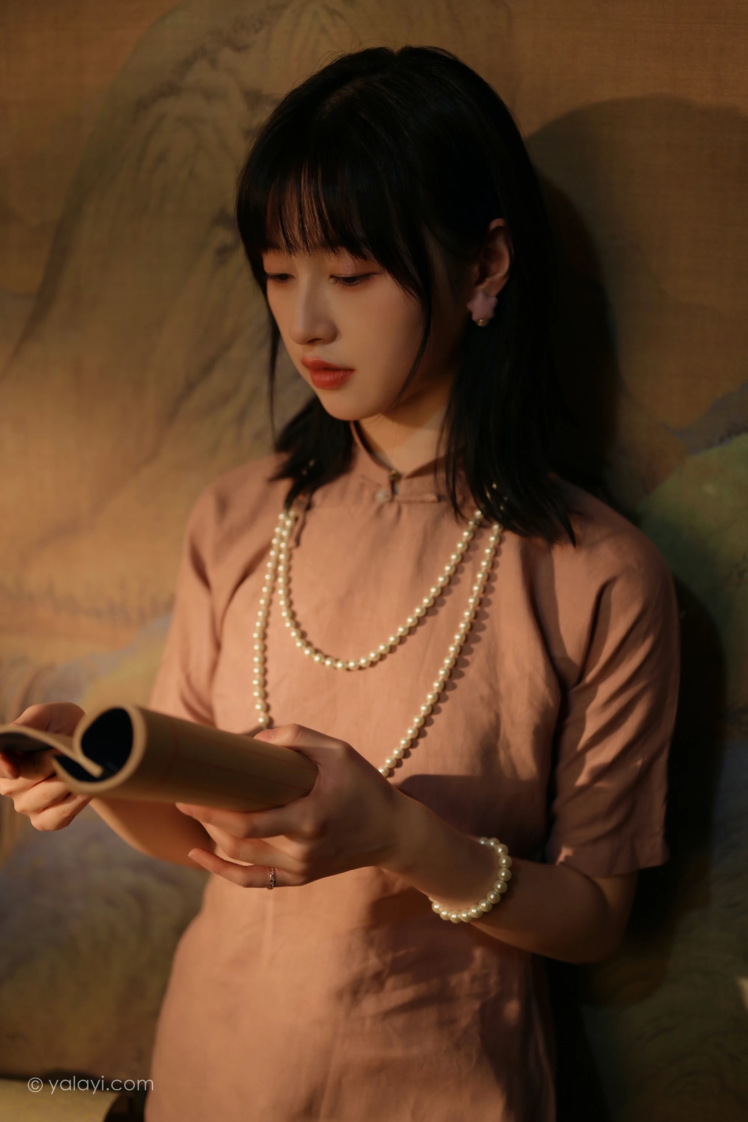 [YALAYI雅拉伊]2022.01.19 深夜的灯光 京京 粉色宽松旗袍裙民国风写真第5张