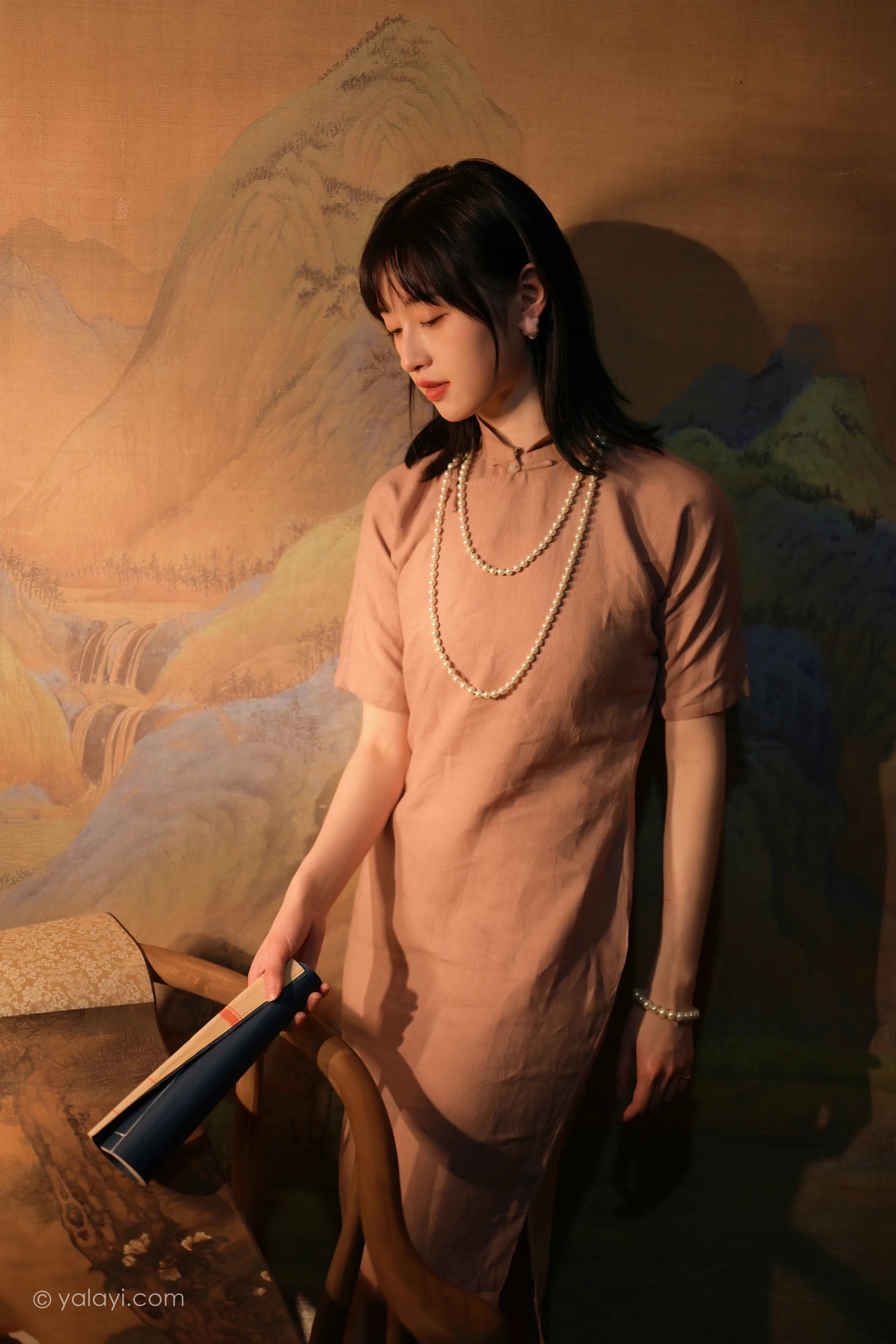 [YALAYI雅拉伊]2022.01.19 深夜的灯光 京京 粉色宽松旗袍裙民国风写真第10张