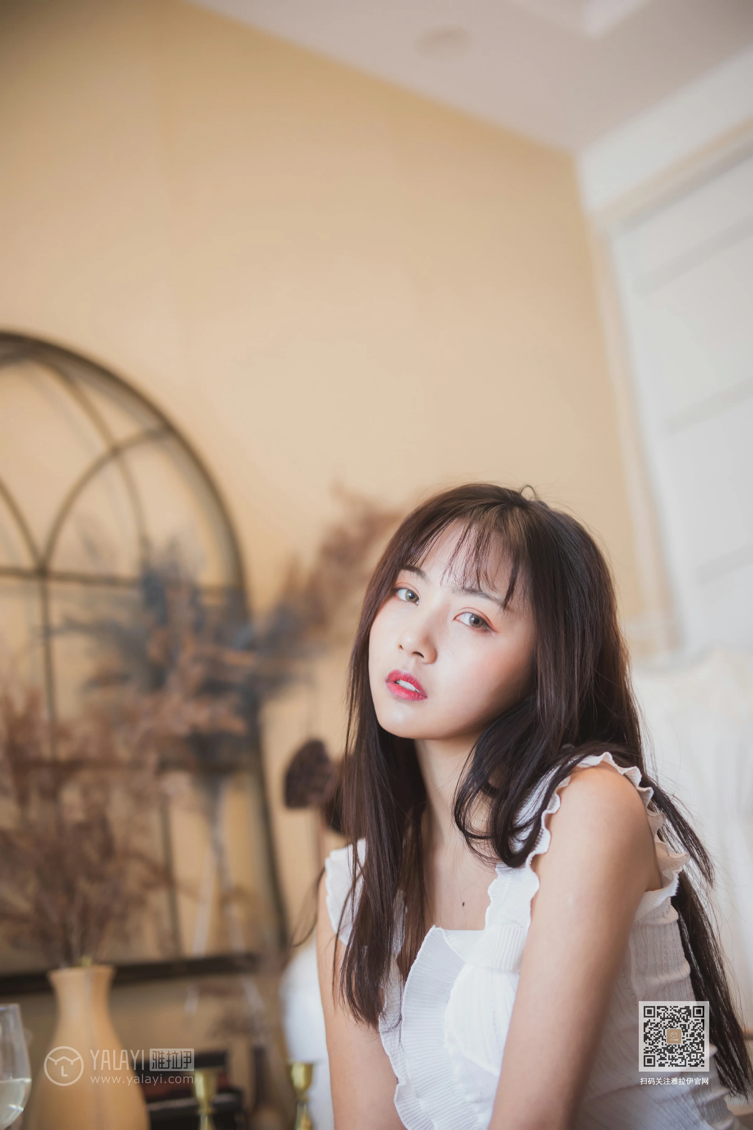 [YALAYI雅拉伊]NO.627 《试衣间》 唐芯 白色蕾丝背心加牛仔热裤性感私房写真集第4张