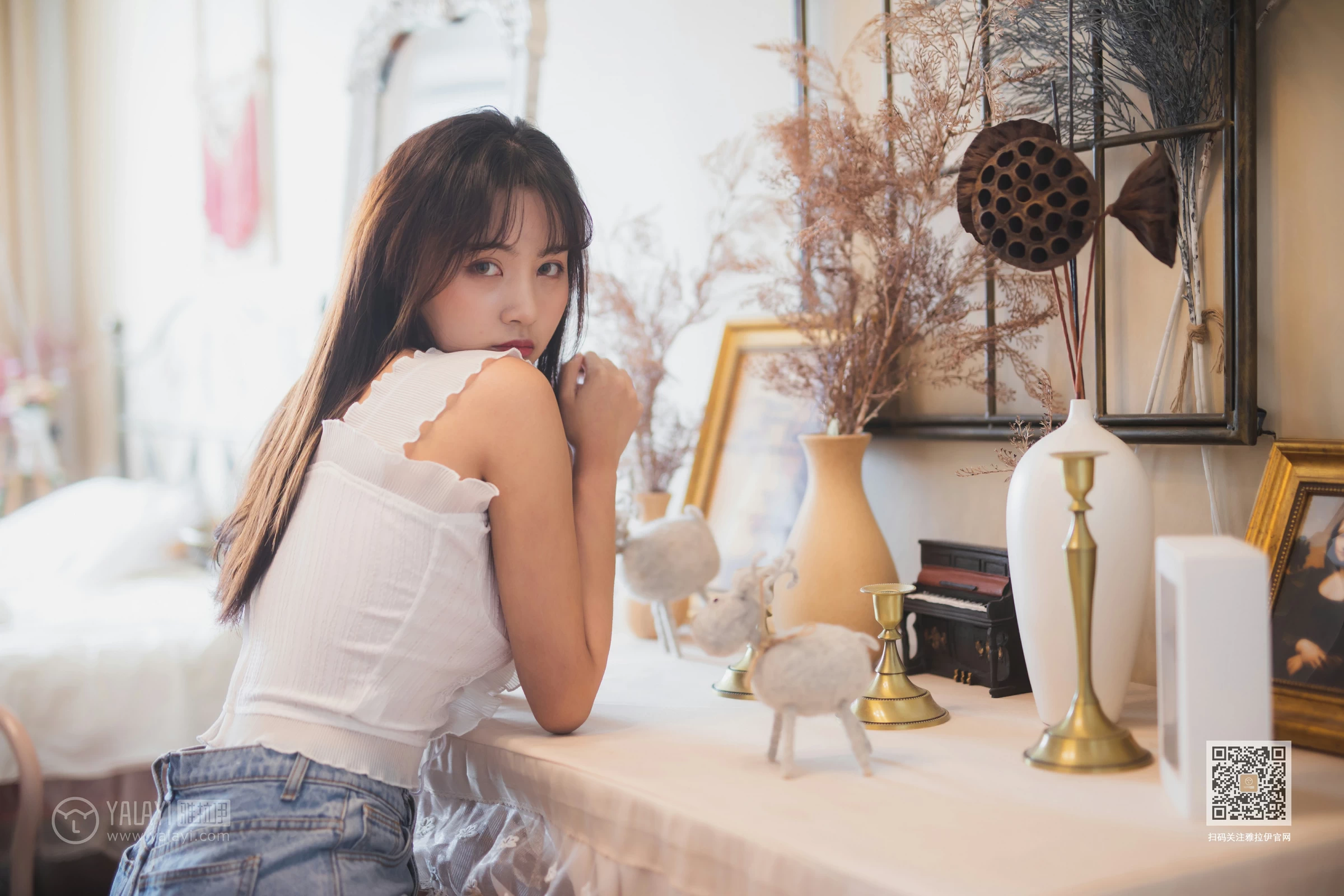 [YALAYI雅拉伊]NO.627 《试衣间》 唐芯 白色蕾丝背心加牛仔热裤性感私房写真集第6张