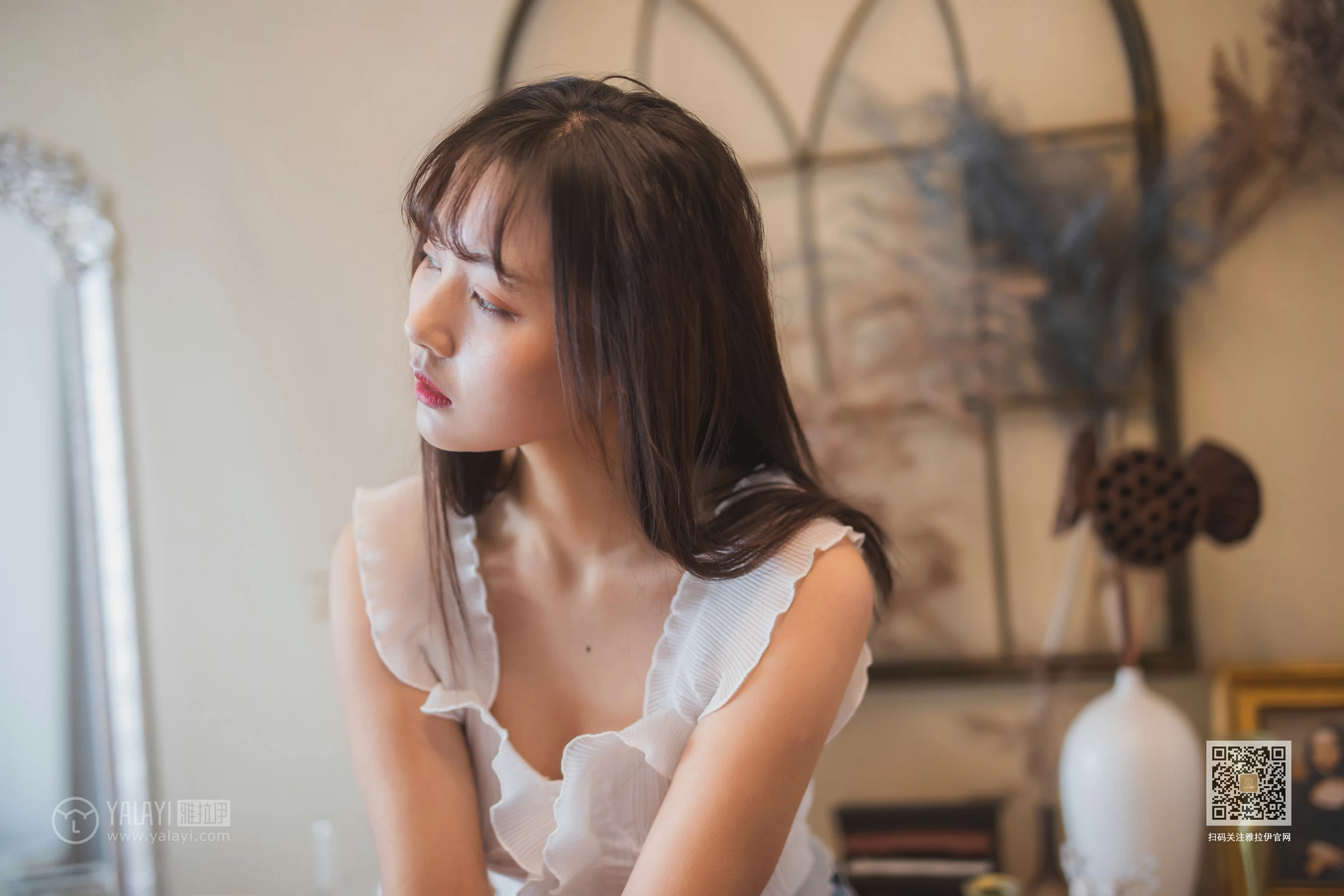 [YALAYI雅拉伊]NO.627 《试衣间》 唐芯 白色蕾丝背心加牛仔热裤性感私房写真集第7张