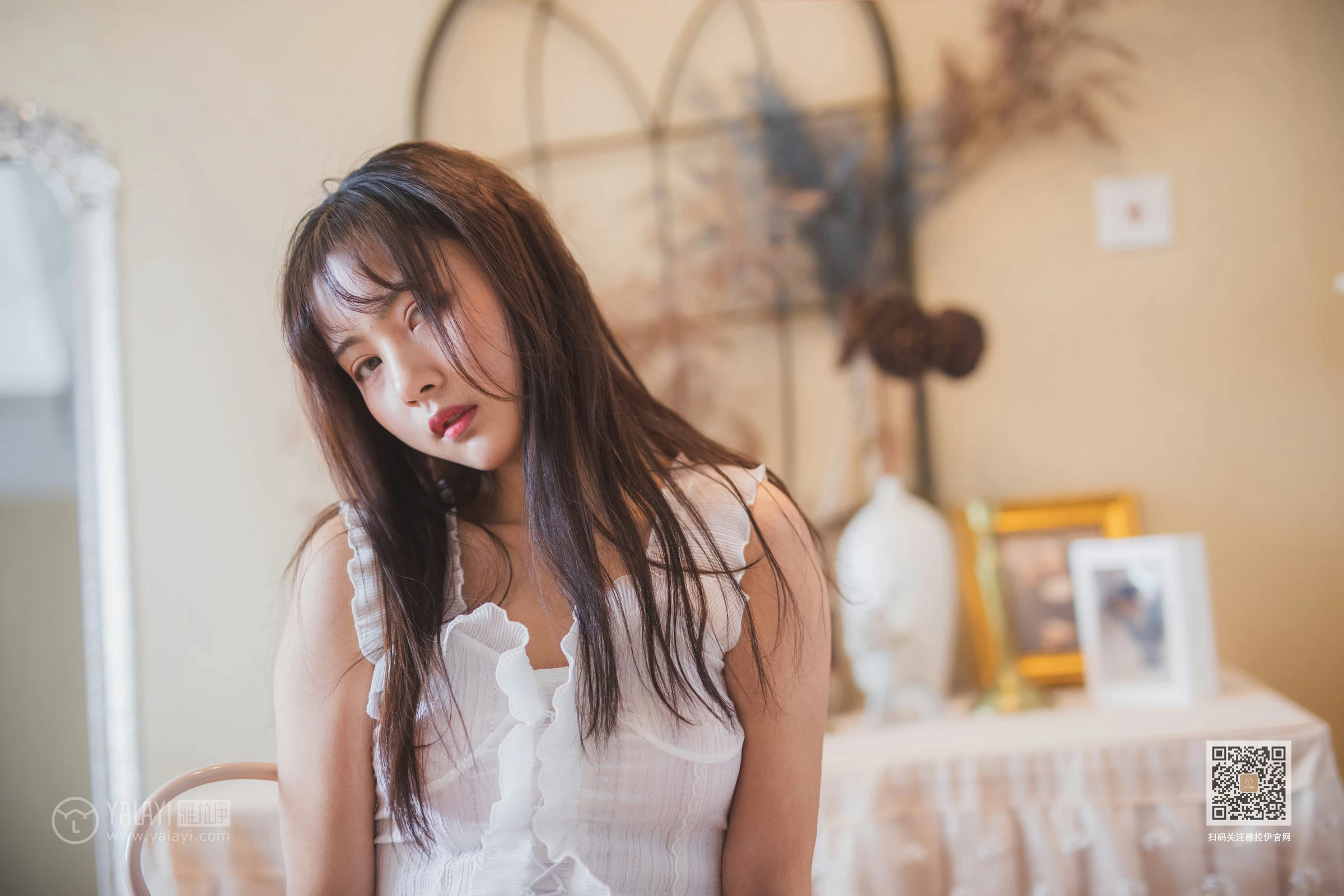 [YALAYI雅拉伊]NO.627 《试衣间》 唐芯 白色蕾丝背心加牛仔热裤性感私房写真集第10张