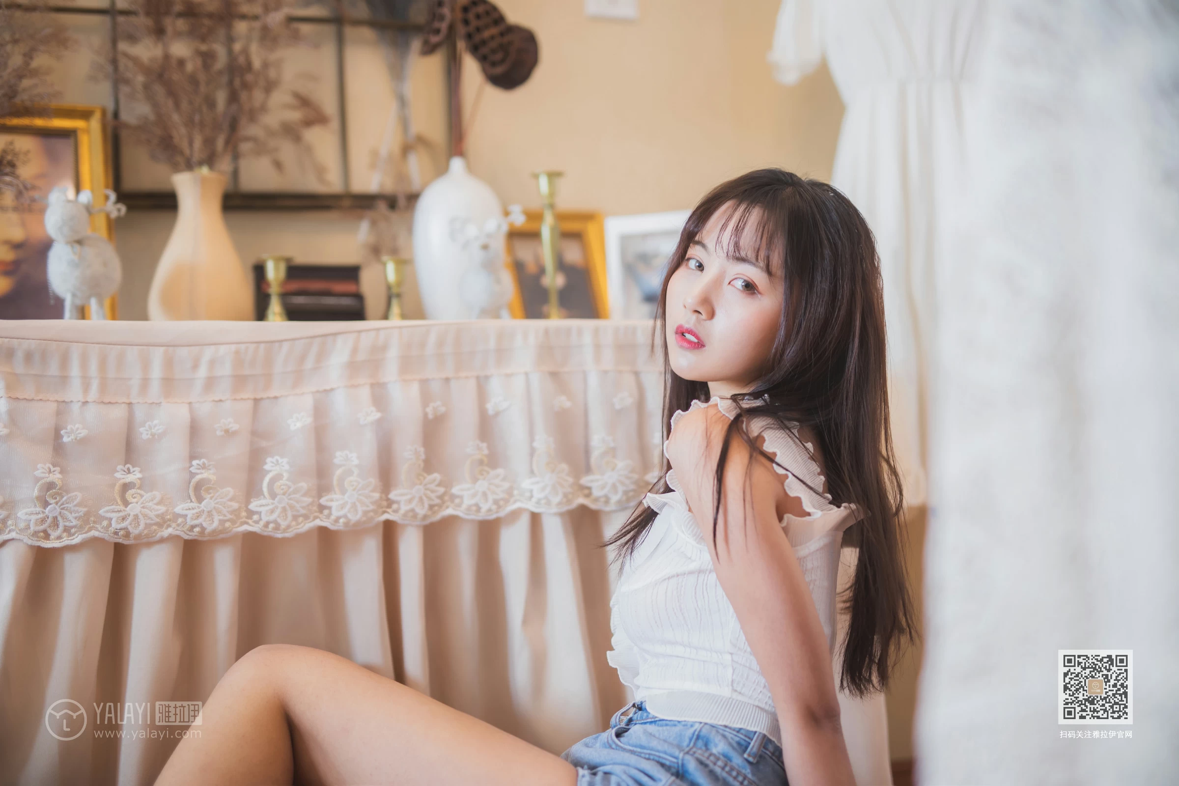 [YALAYI雅拉伊]NO.627 《试衣间》 唐芯 白色蕾丝背心加牛仔热裤性感私房写真集第14张