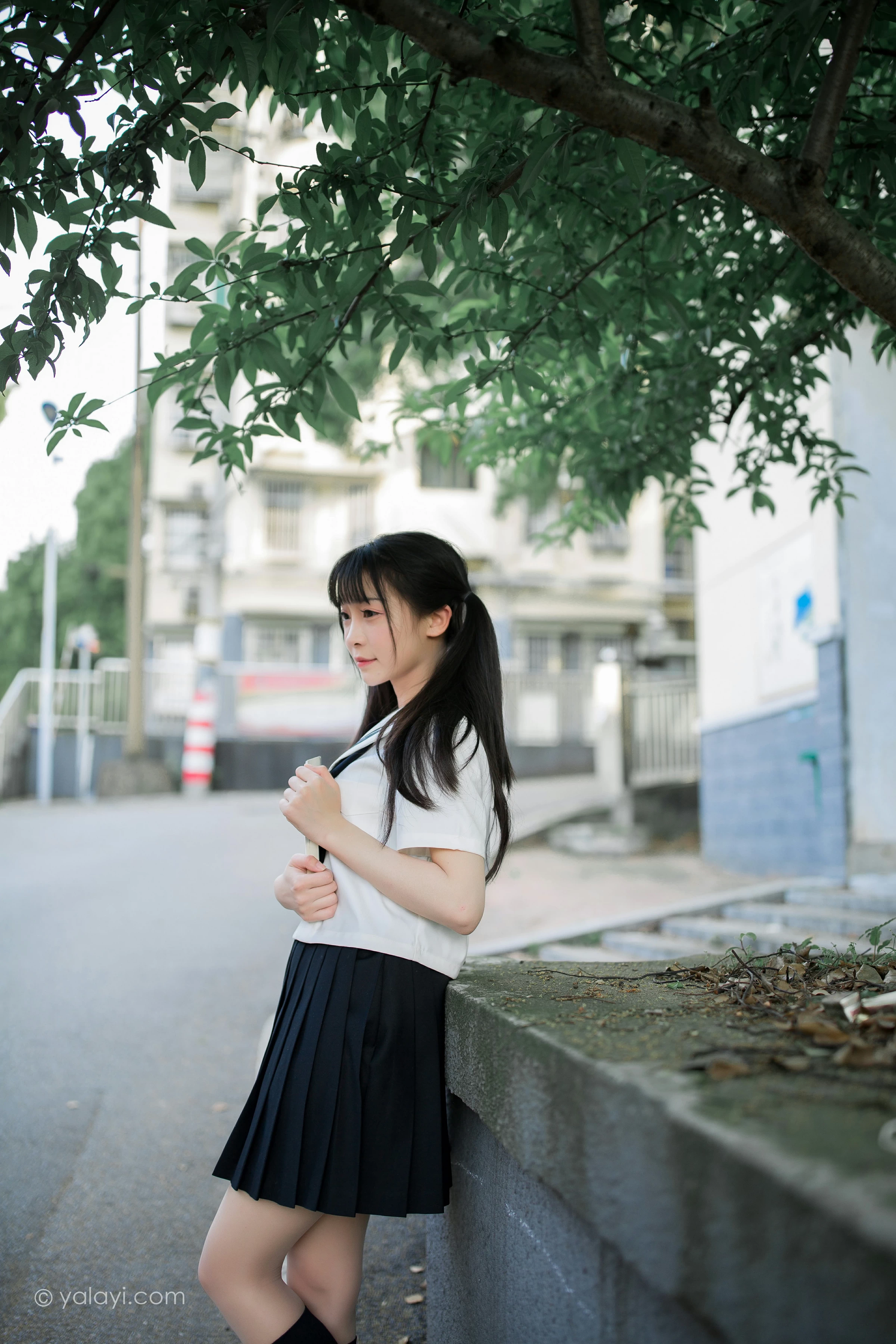 [YALAYI雅拉伊]NO.671 《放学一起走》 妙妙 JK水手制服与短裙加黑丝美腿写真第2张