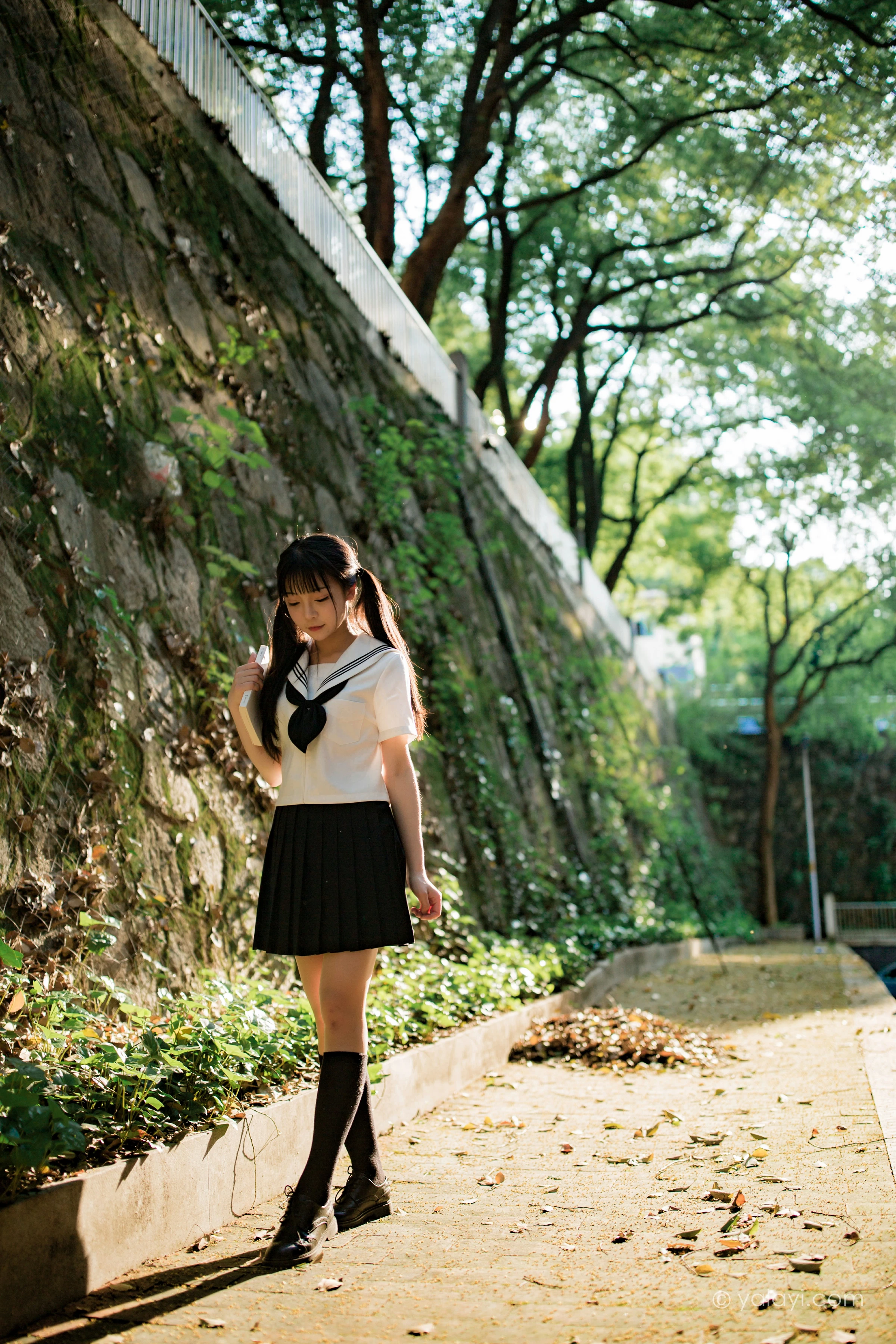 [YALAYI雅拉伊]NO.671 《放学一起走》 妙妙 JK水手制服与短裙加黑丝美腿写真第4张