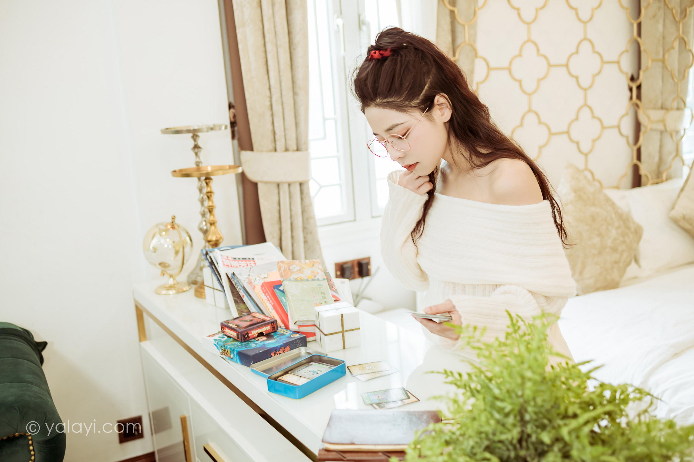 [YALAYI雅拉伊]2022.02.22 女友来探班 诗咏 白色抹胸上衣加白色长筒靴性感私房写真集第11张