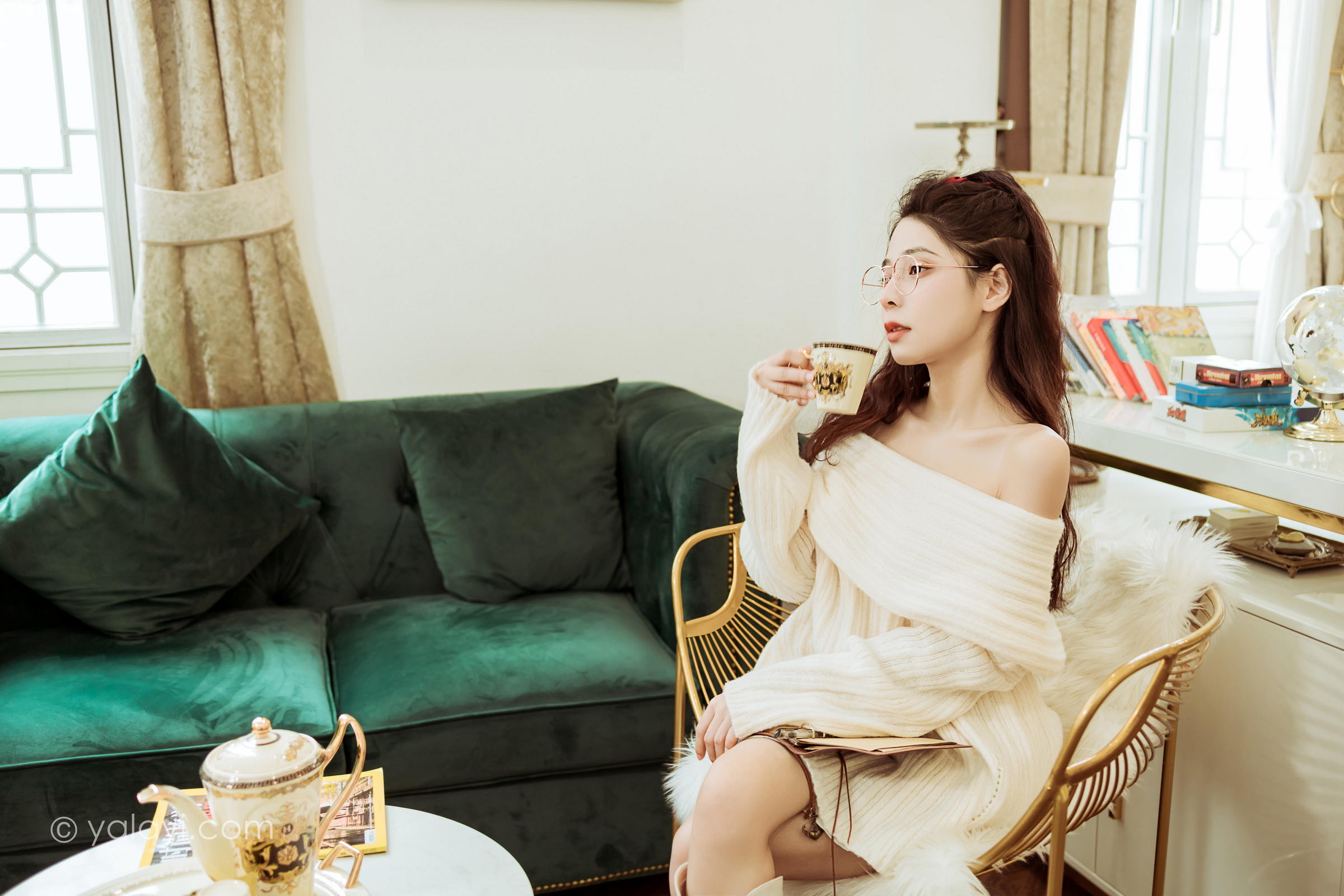 [YALAYI雅拉伊]2022.02.22 女友来探班 诗咏 白色抹胸上衣加白色长筒靴性感私房写真集第5张