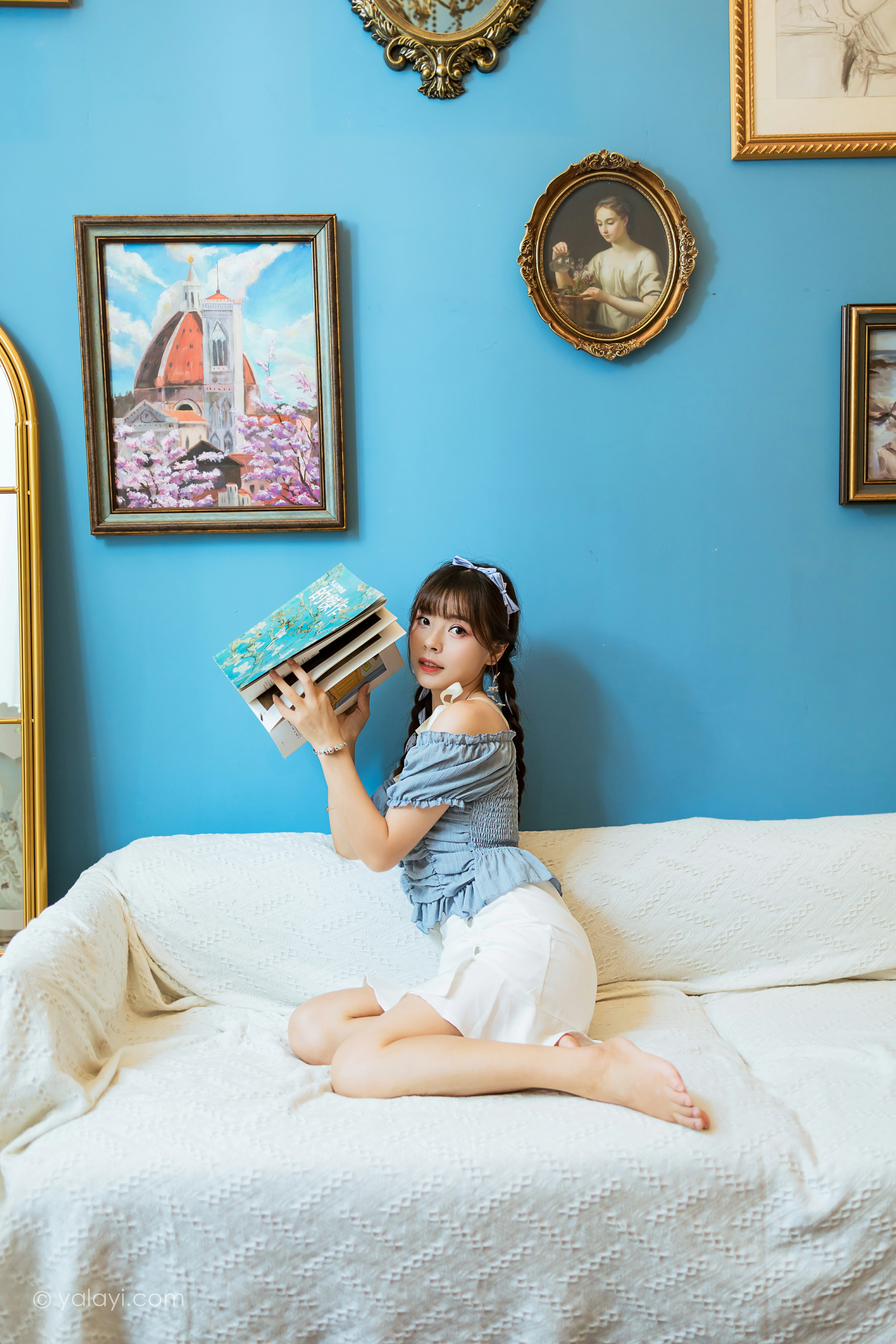 [YALAYI雅拉伊]NO.850 灵魂画师 程小蝶 蓝色抹胸上衣加白色短裙清纯可爱写真集第9张