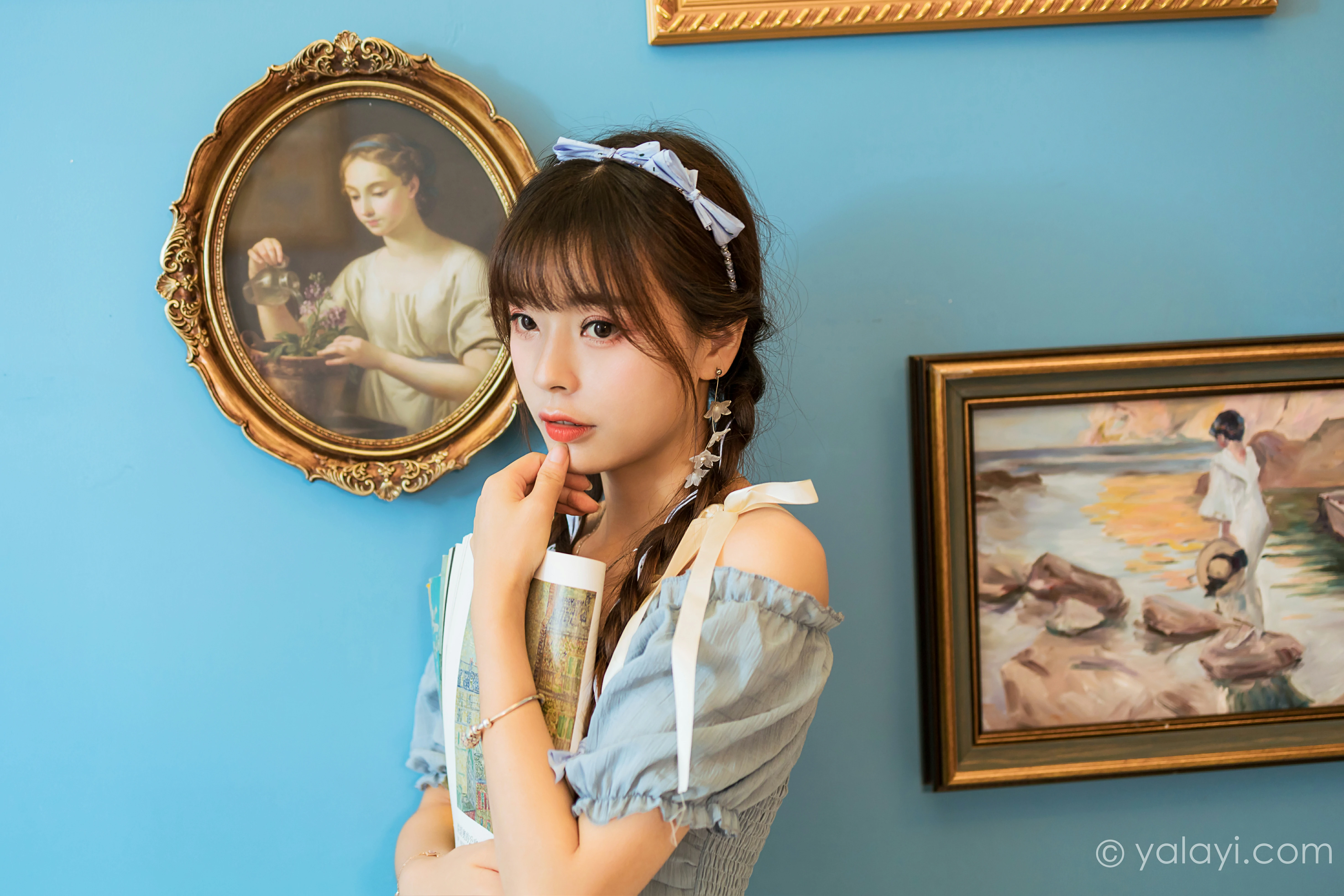 [YALAYI雅拉伊]NO.850 灵魂画师 程小蝶 蓝色抹胸上衣加白色短裙清纯可爱写真集第13张