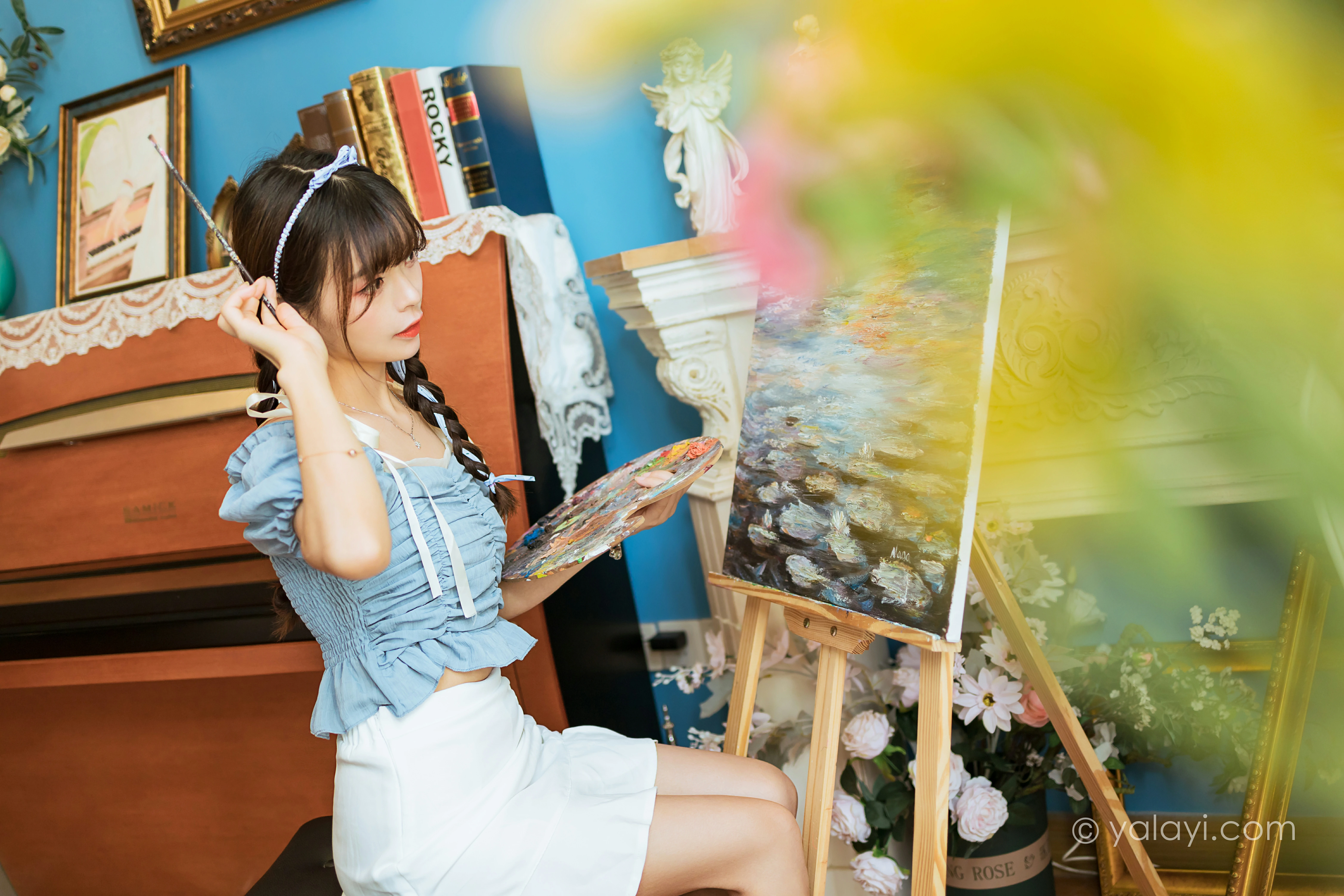 [YALAYI雅拉伊]NO.850 灵魂画师 程小蝶 蓝色抹胸上衣加白色短裙清纯可爱写真集第2张