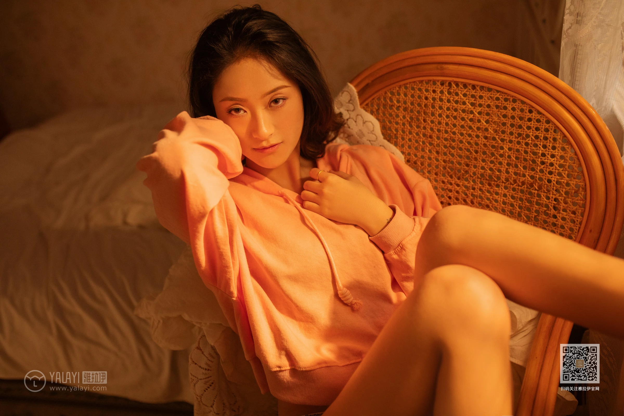 [YALAYI雅拉伊]NO.639 《慵懒小女人》 丁媛 红色卫衣居家性感私房写真集第14张