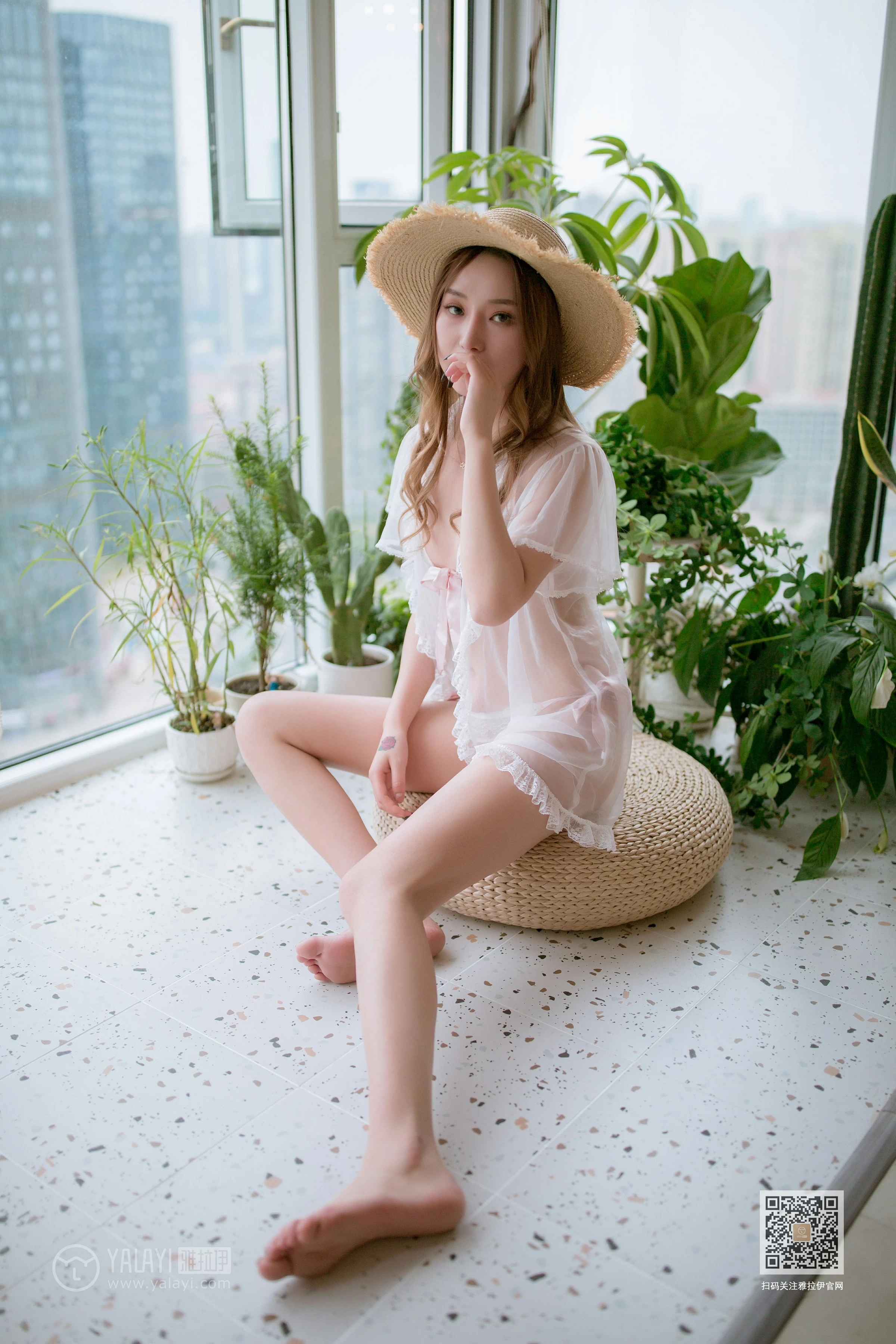 [YALAYI雅拉伊]NO.651 《从花园到闺房》 上官莹莹 白色透视睡衣加情趣内衣性感私房写真集第1张