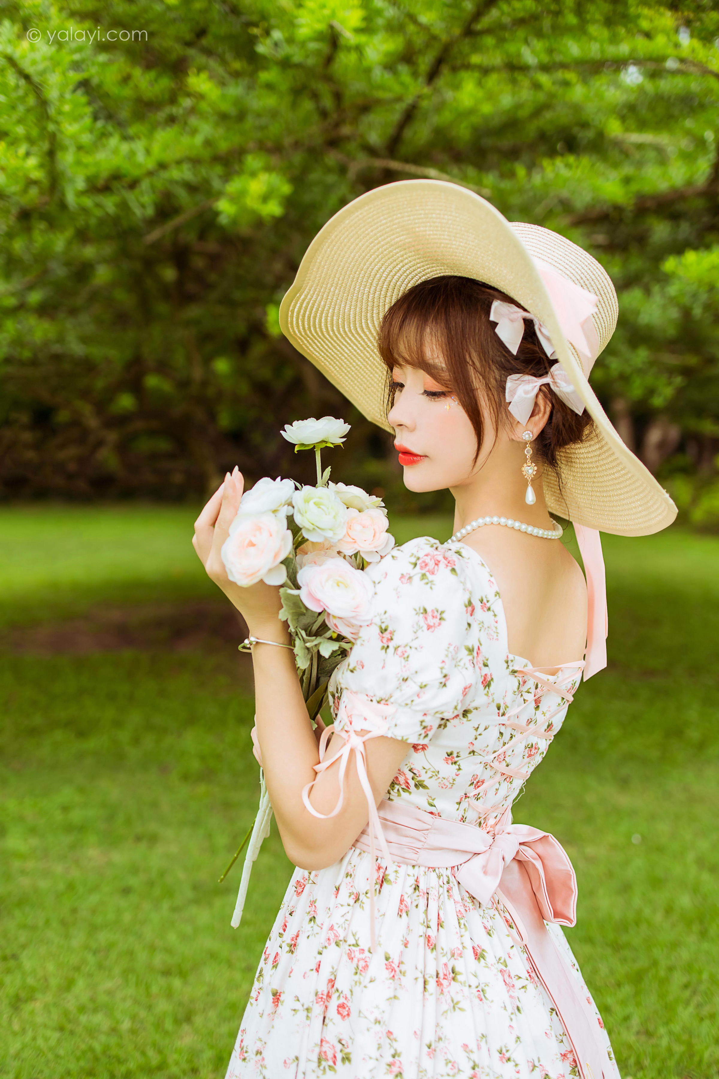[YALAYI雅拉伊]2022.09.15 告白 程小蝶 白色复古连衣裙加白色绵袜清纯写真集第3张