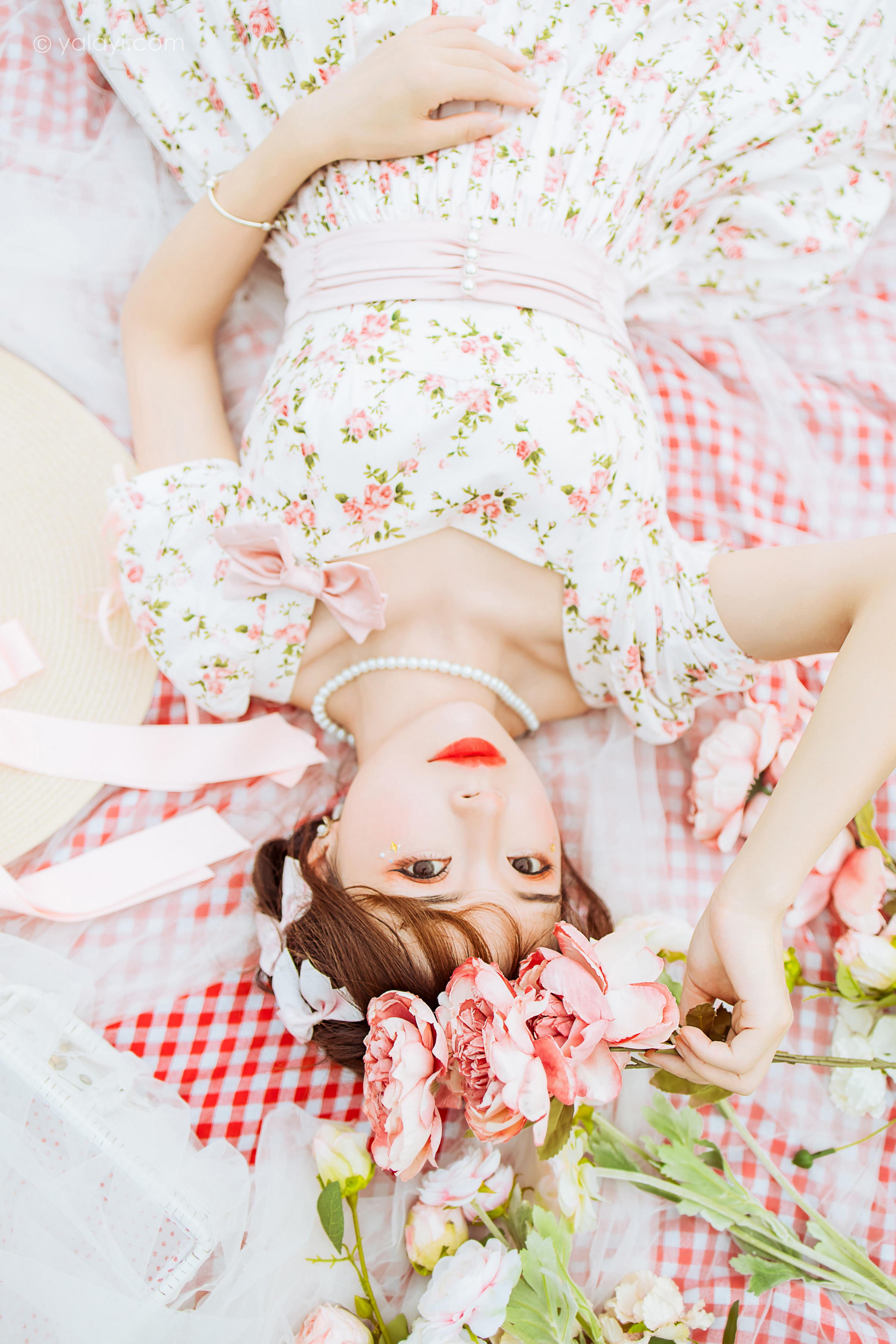 [YALAYI雅拉伊]2022.09.15 告白 程小蝶 白色复古连衣裙加白色绵袜清纯写真集第12张