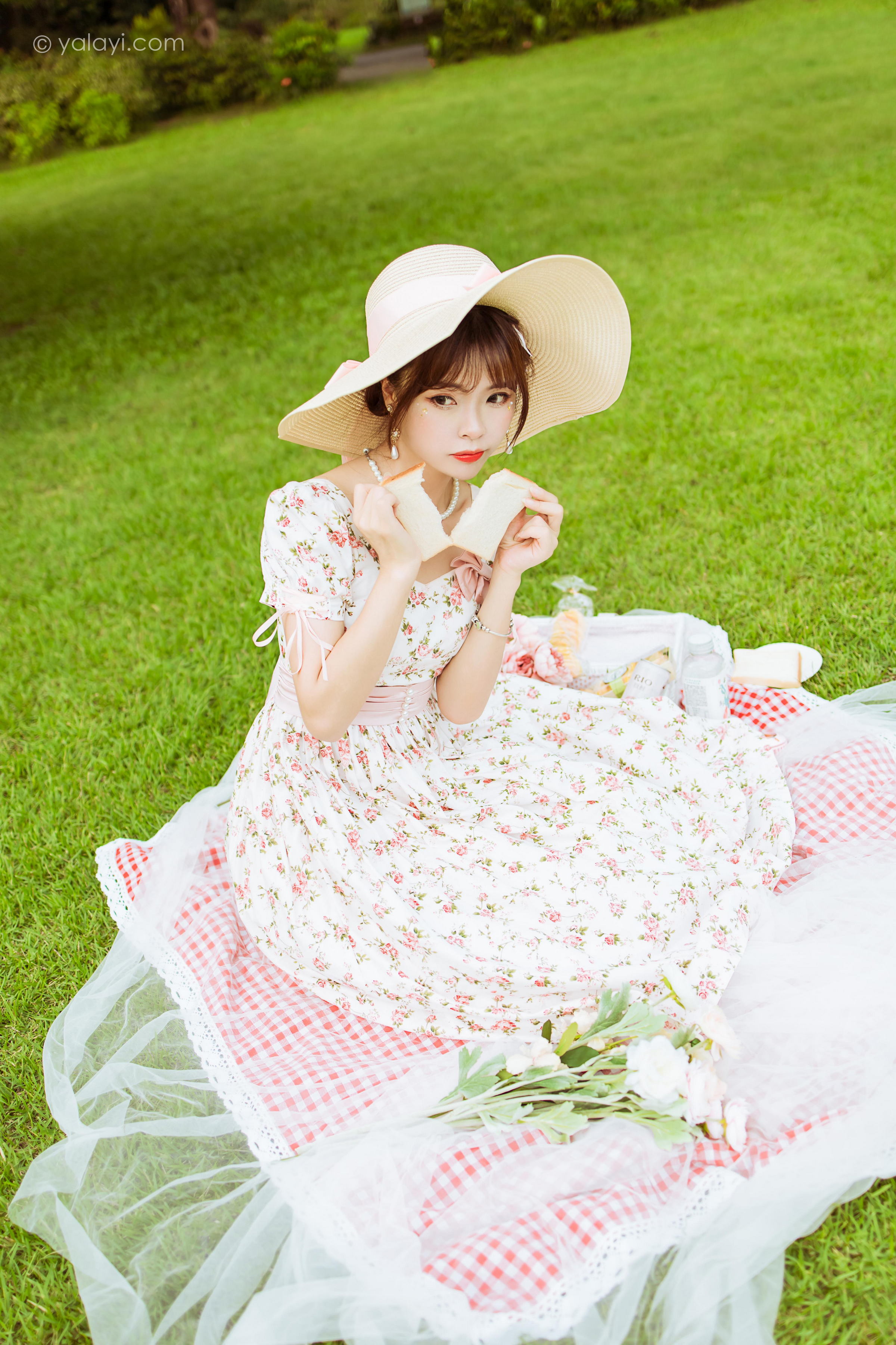 [YALAYI雅拉伊]2022.09.15 告白 程小蝶 白色复古连衣裙加白色绵袜清纯写真集第8张