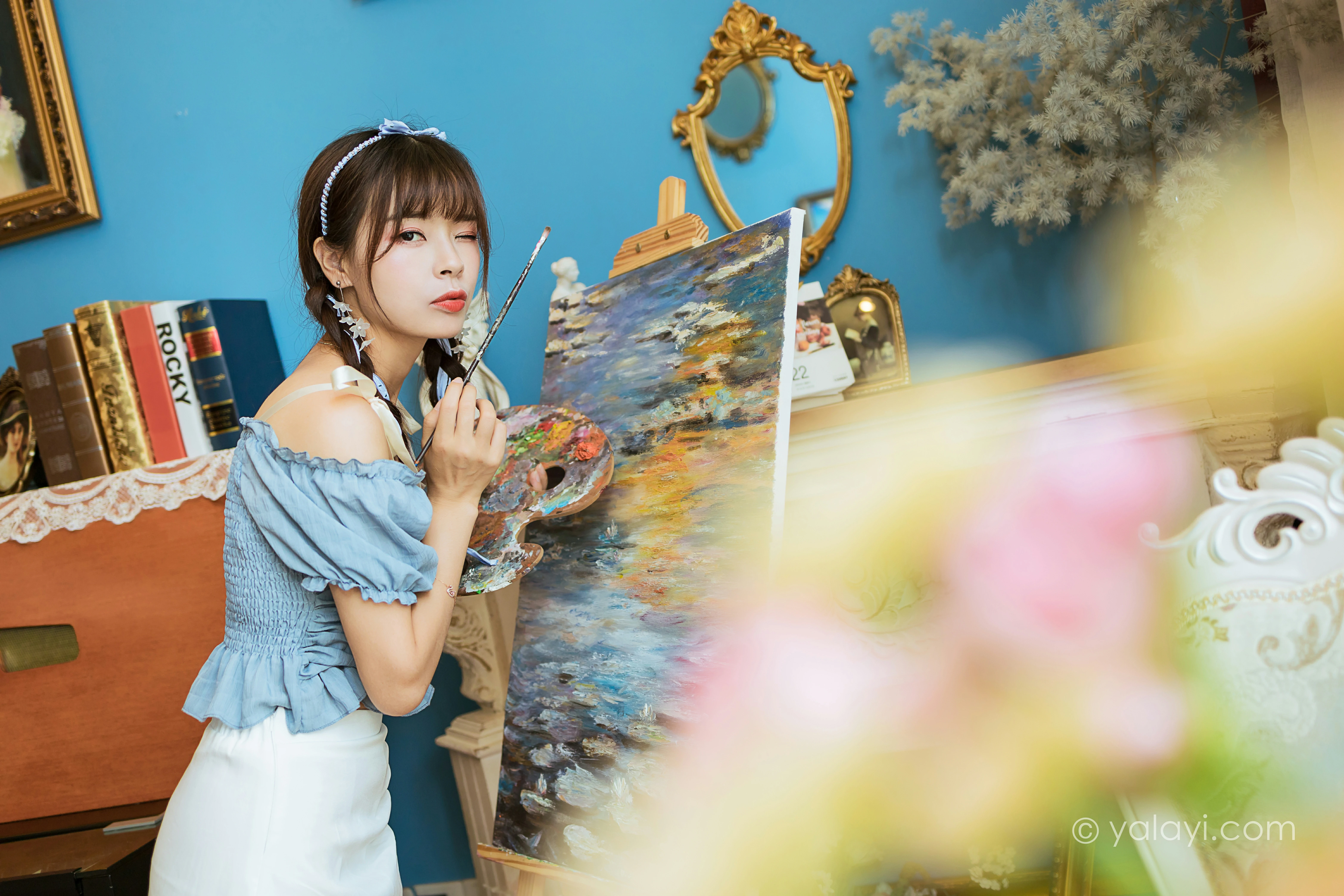 [YALAYI雅拉伊]NO.850 灵魂画师 程小蝶 蓝色抹胸上衣加白色短裙清纯可爱写真集第5张