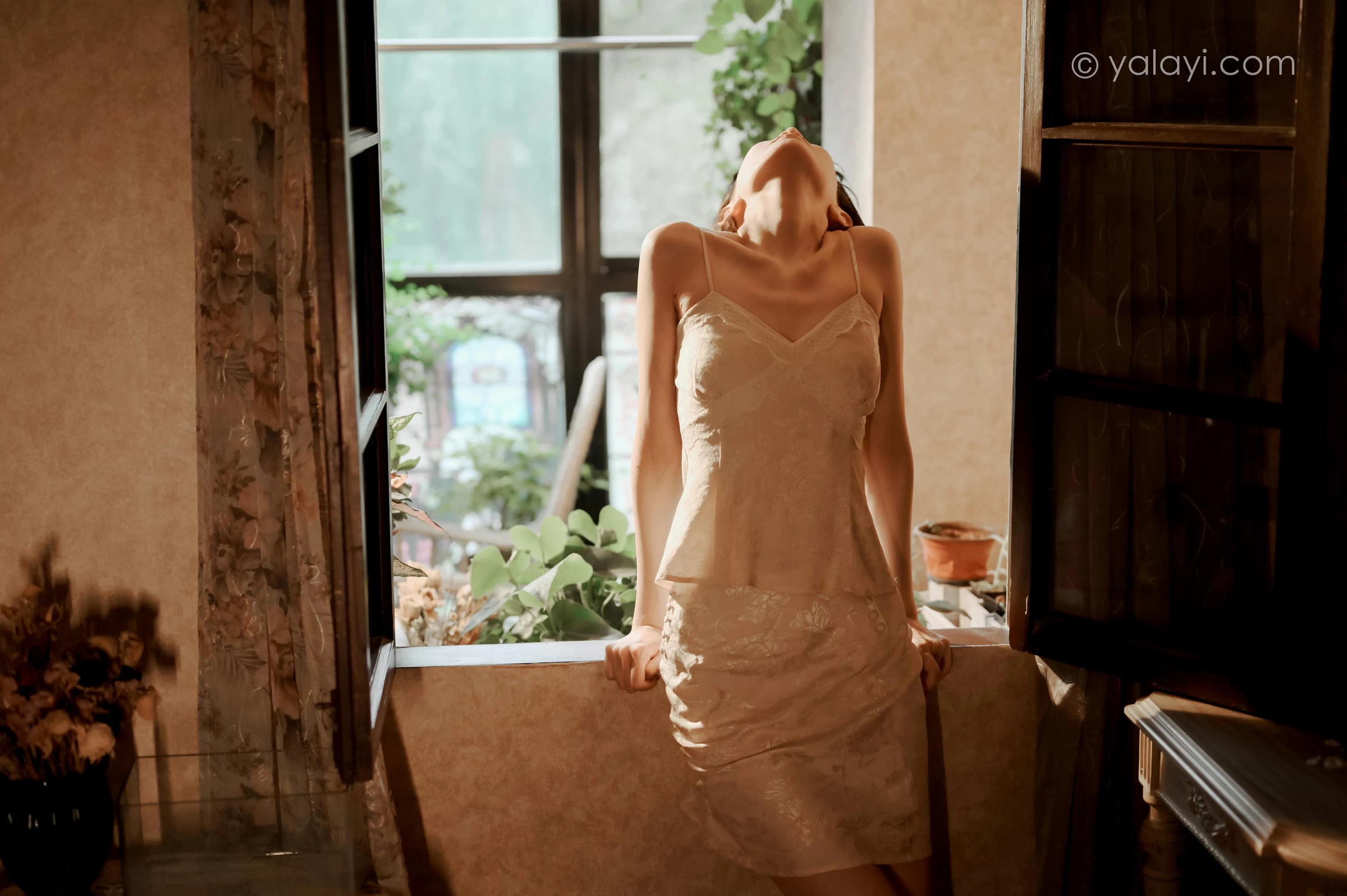 [YALAYI雅拉伊]NO.699 《长相思》 妍妍 白色吊带连衣裙居家私房写真集第11张