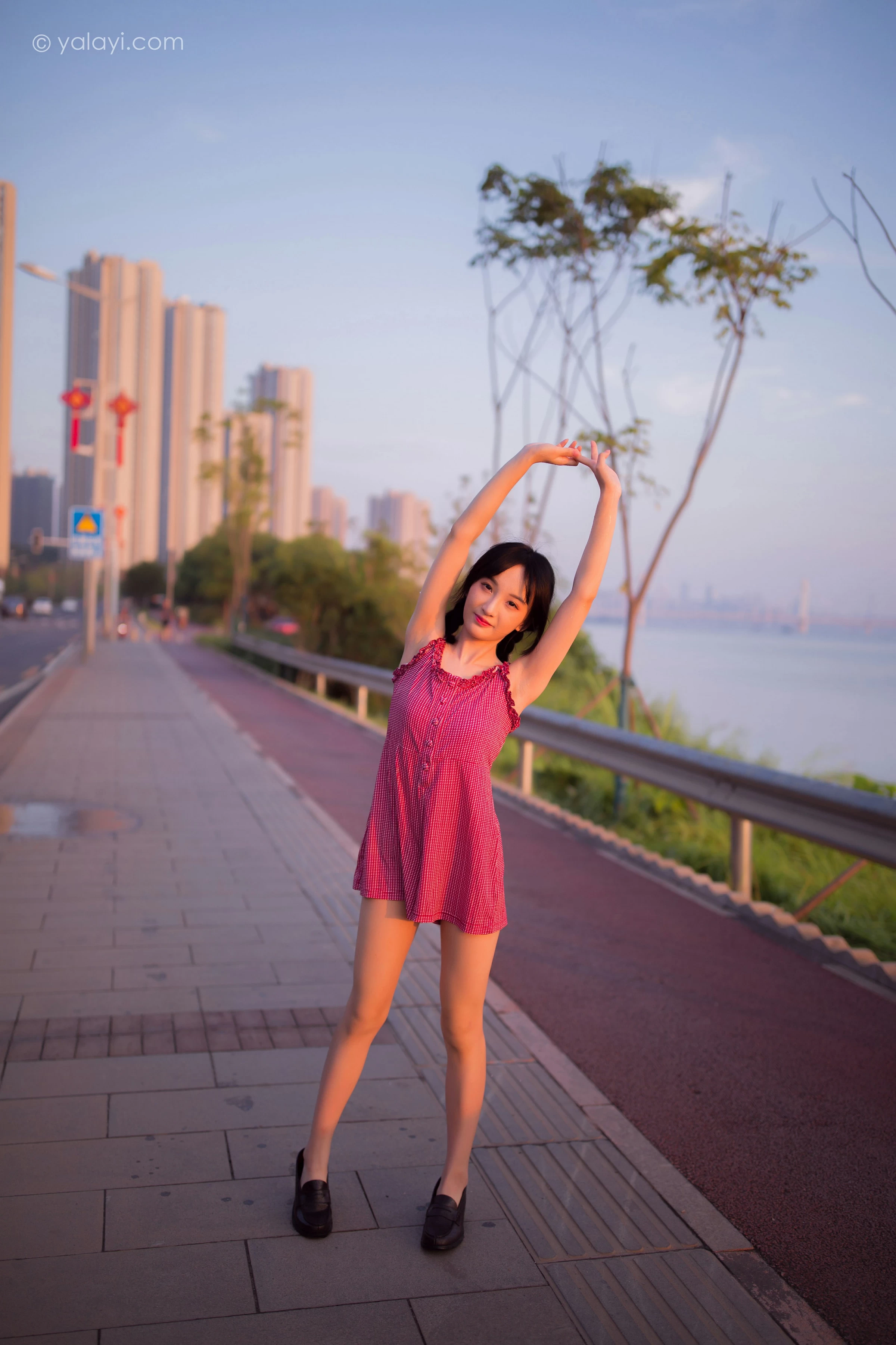 [YALAYI雅拉伊]NO.700 《杨柳岸》 周周 红色吊带连衣裙写真第3张