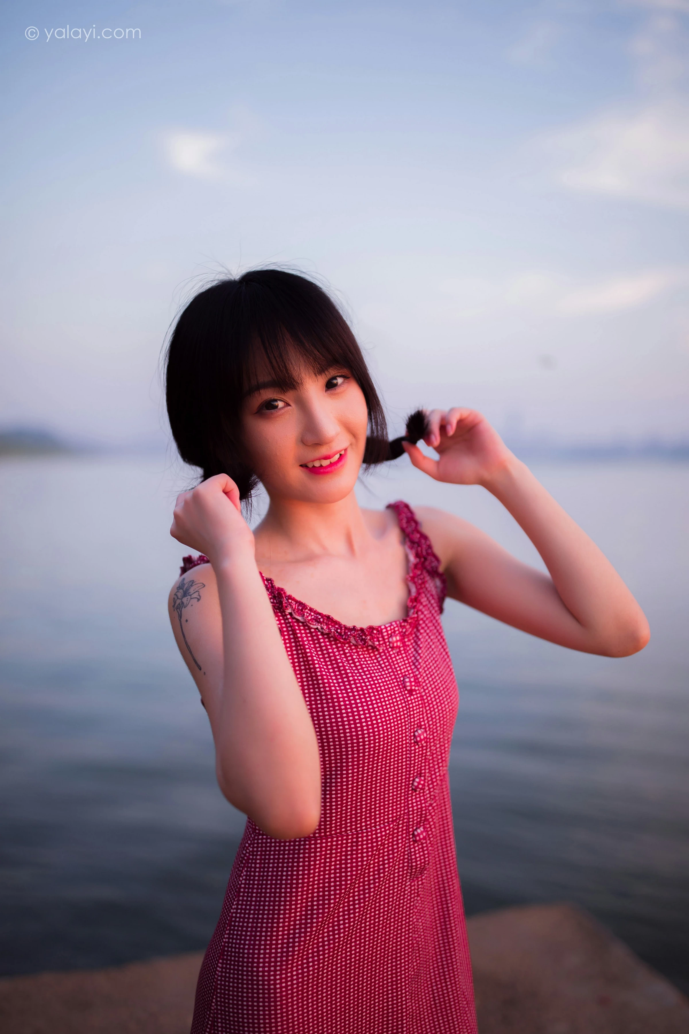 [YALAYI雅拉伊]NO.700 《杨柳岸》 周周 红色吊带连衣裙写真第8张
