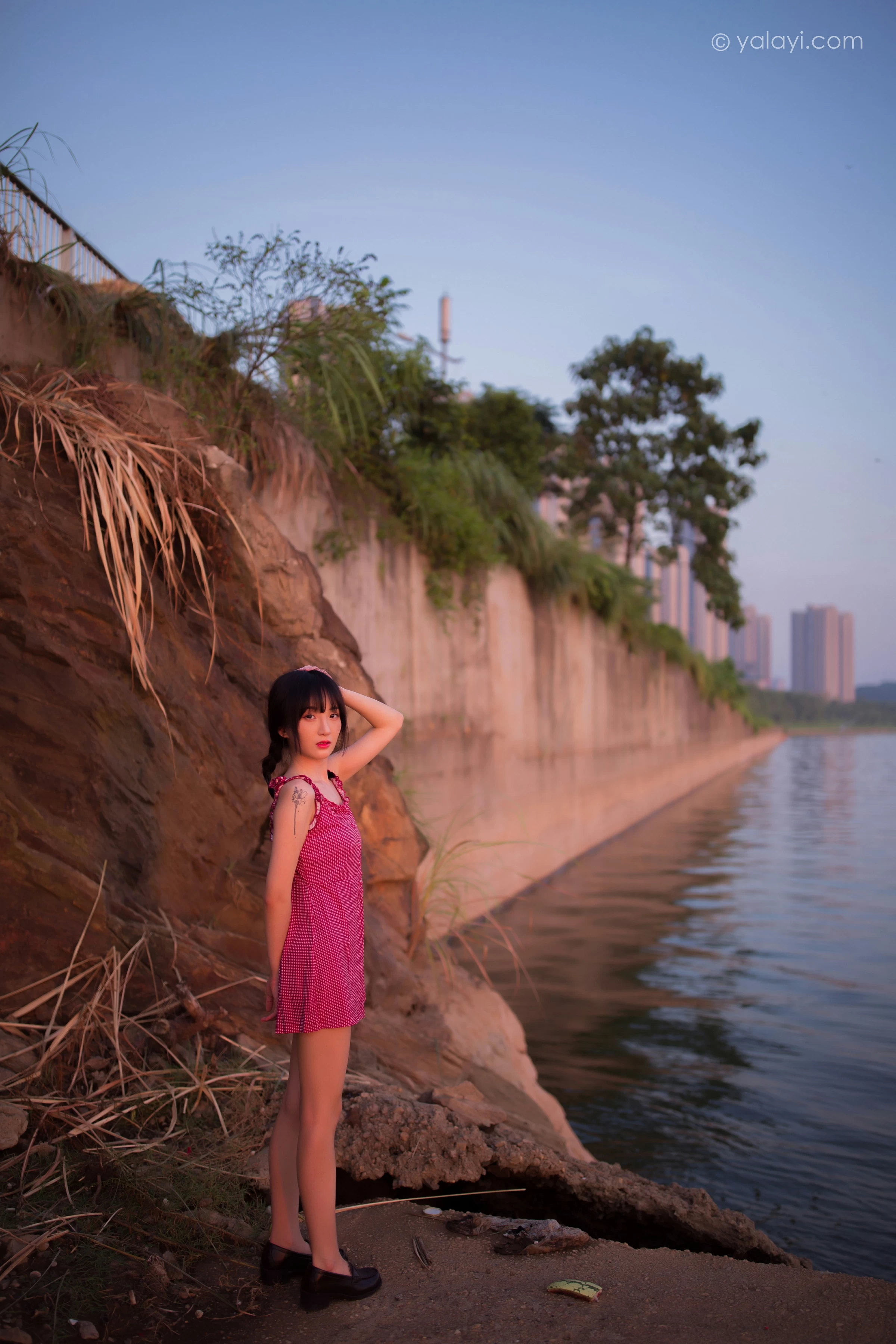 [YALAYI雅拉伊]NO.700 《杨柳岸》 周周 红色吊带连衣裙写真第7张