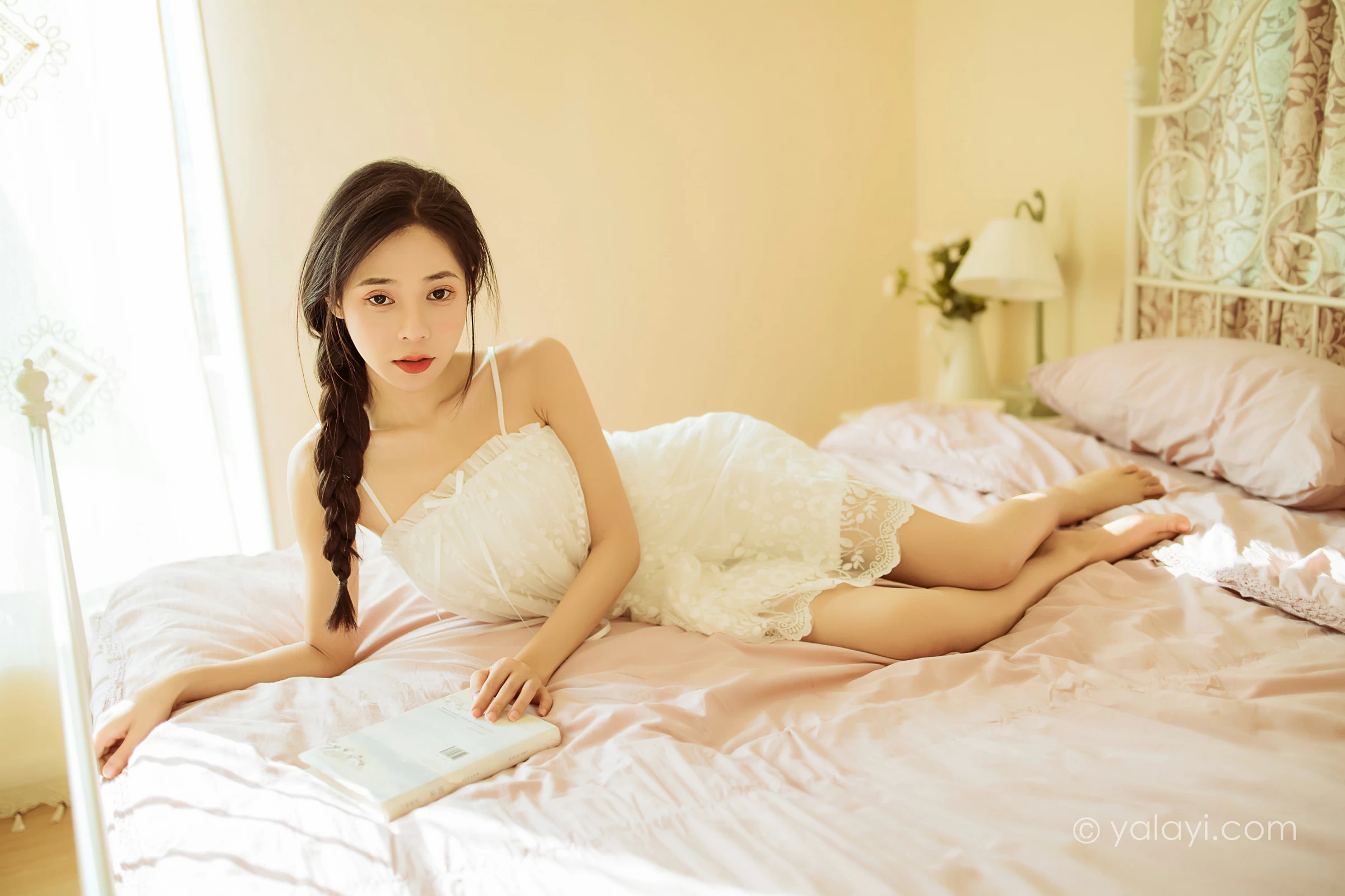 [YALAYI雅拉伊]2022.01.21 有一点生气 诗咏 白色吊带连衣裙性感写真集第5张