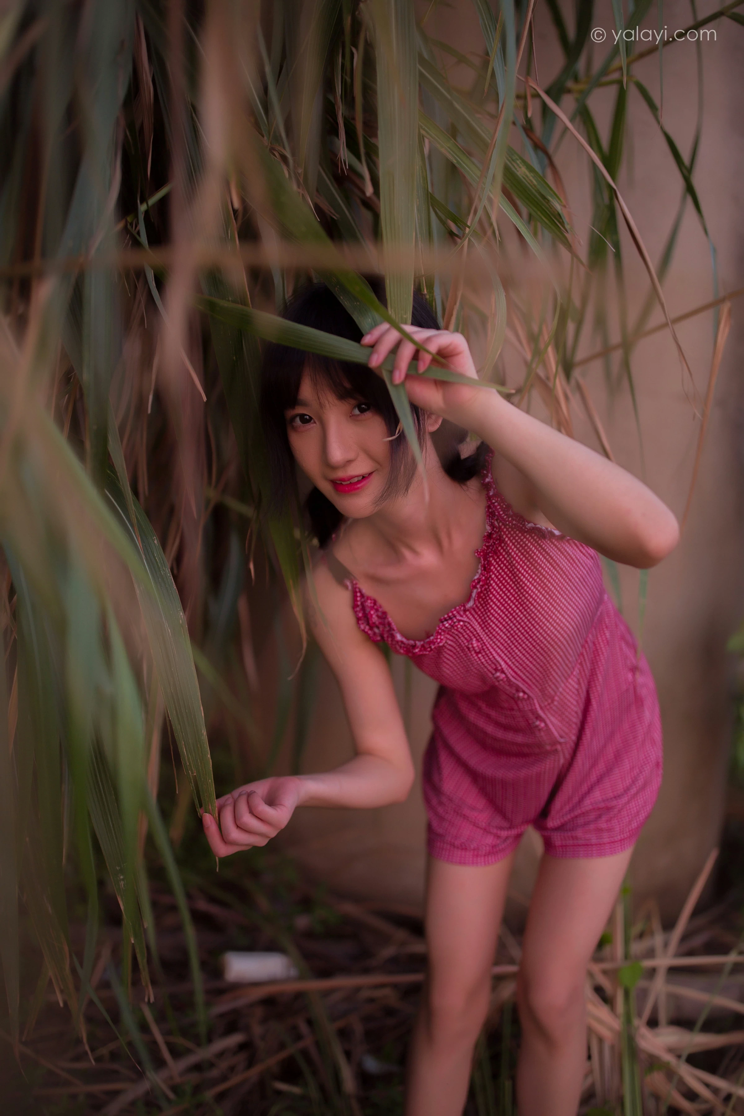 [YALAYI雅拉伊]NO.700 《杨柳岸》 周周 红色吊带连衣裙写真第13张