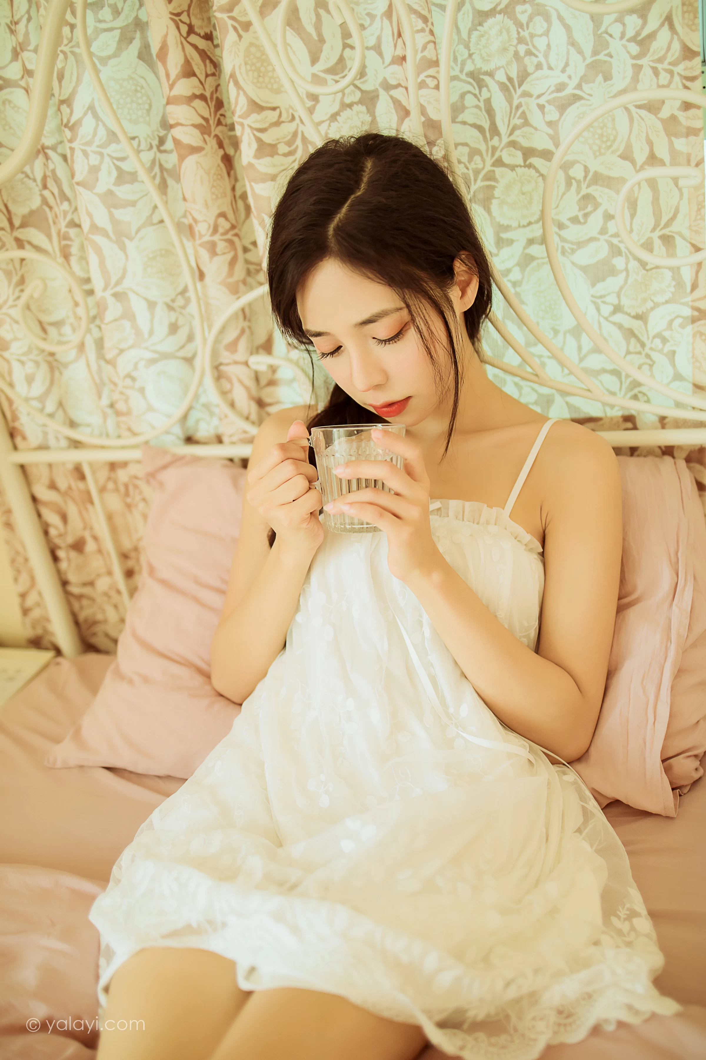 [YALAYI雅拉伊]2022.01.21 有一点生气 诗咏 白色吊带连衣裙性感写真集第12张