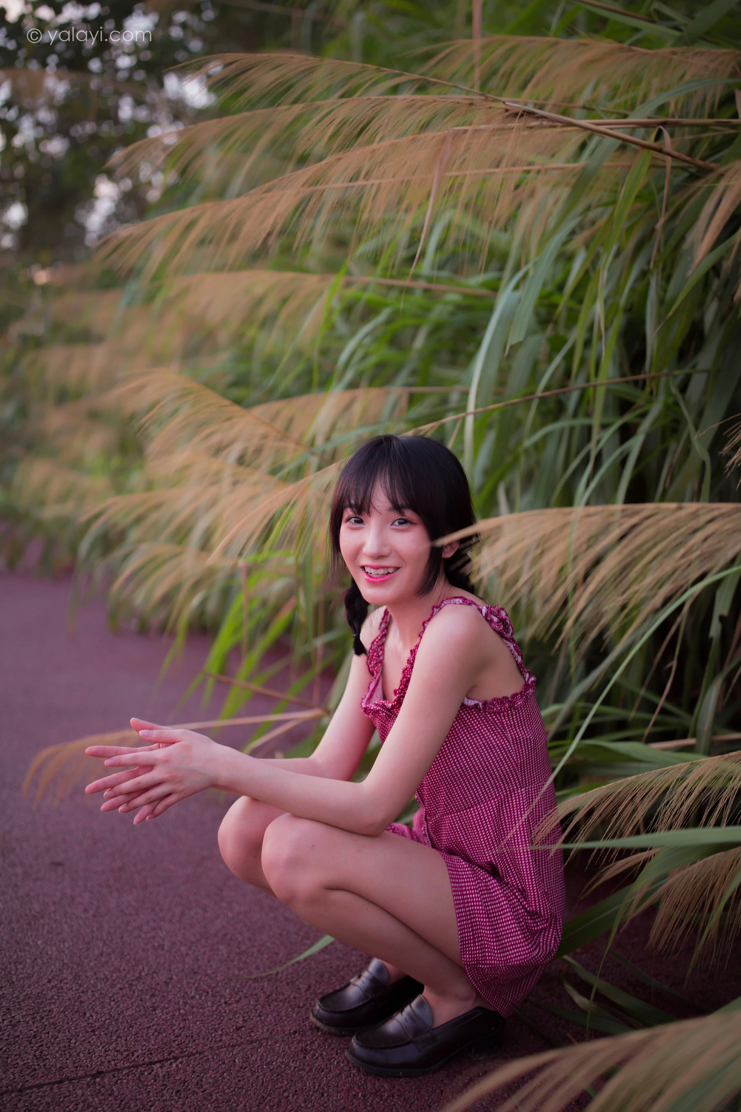 [YALAYI雅拉伊]NO.700 《杨柳岸》 周周 红色吊带连衣裙写真第15张