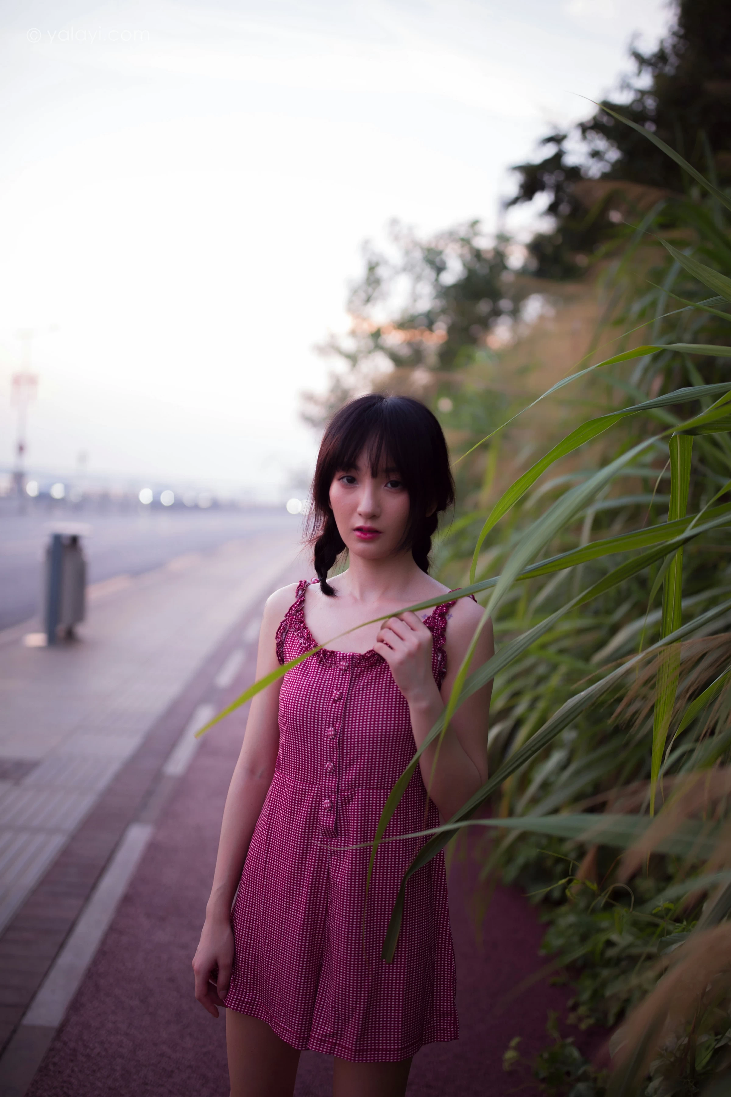 [YALAYI雅拉伊]NO.700 《杨柳岸》 周周 红色吊带连衣裙写真第16张