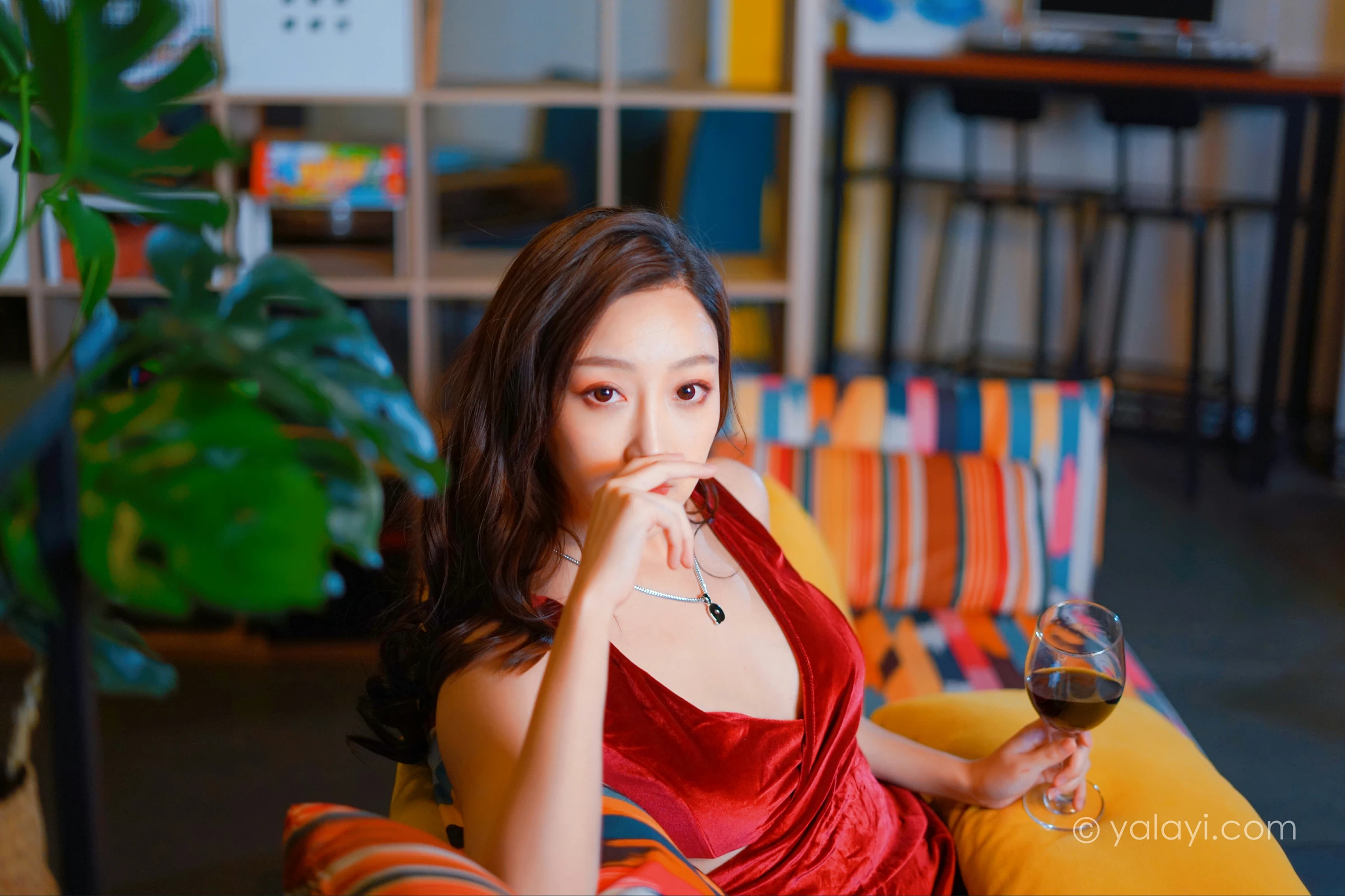 [YALAYI雅拉伊]2021.12.16 美人一笑也倾城 蕊思 红色连身礼服裙性感休闲写真集第5张