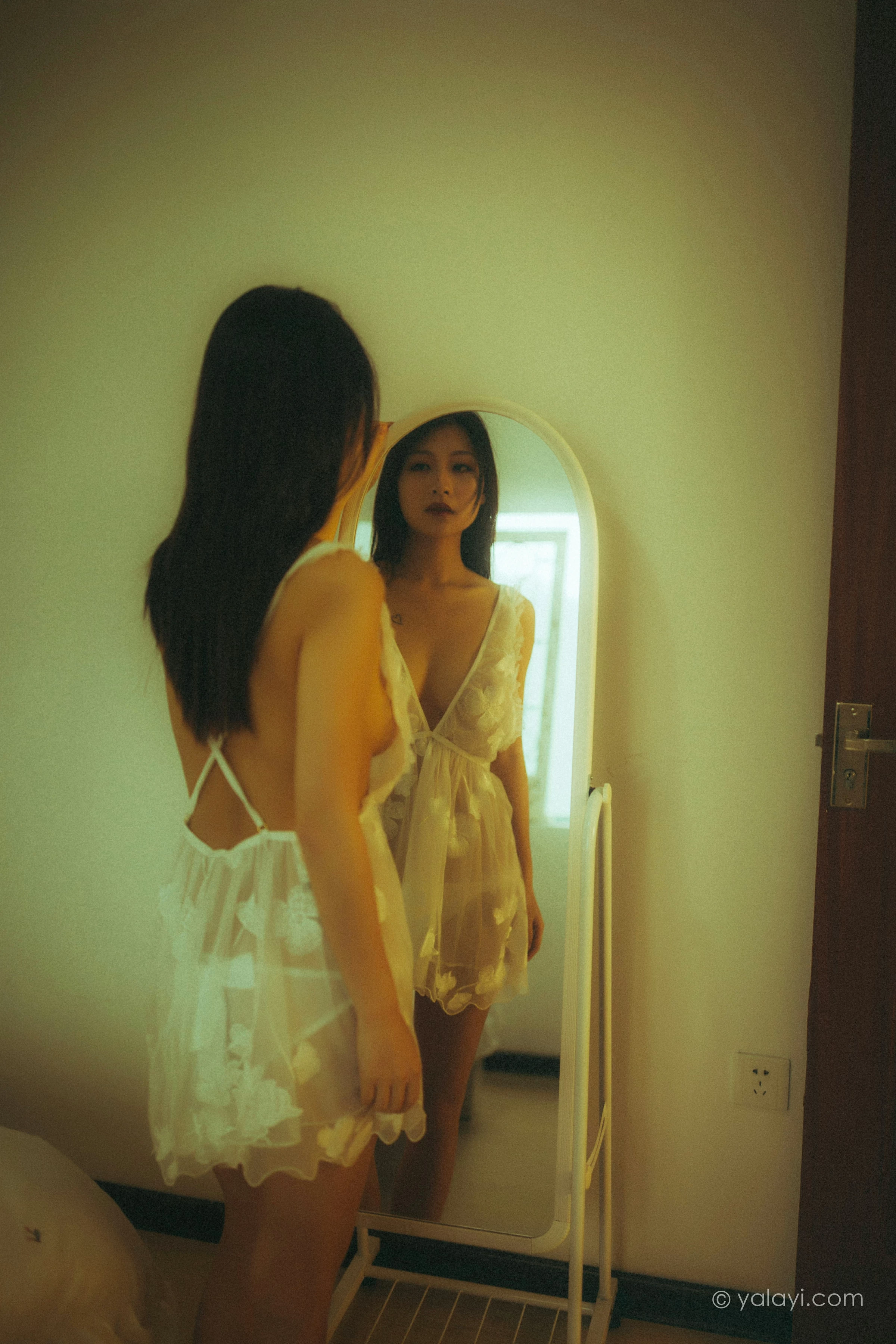 [YALAYI雅拉伊]NO.754 迷情公寓 婉儿 白色透视睡衣裙与连体镂空情趣内衣性感私房写真集第14张