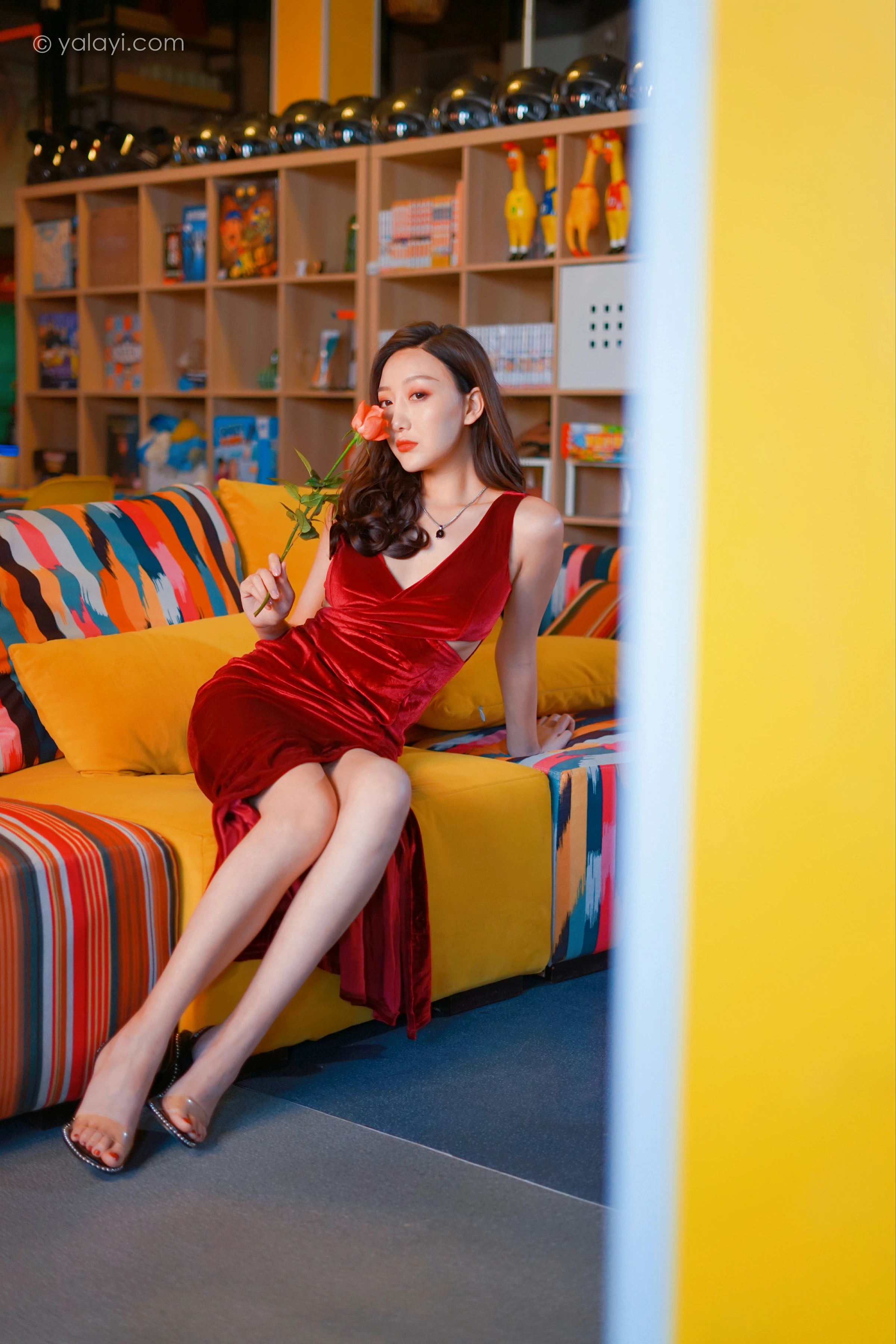 [YALAYI雅拉伊]2021.12.16 美人一笑也倾城 蕊思 红色连身礼服裙性感休闲写真集第8张