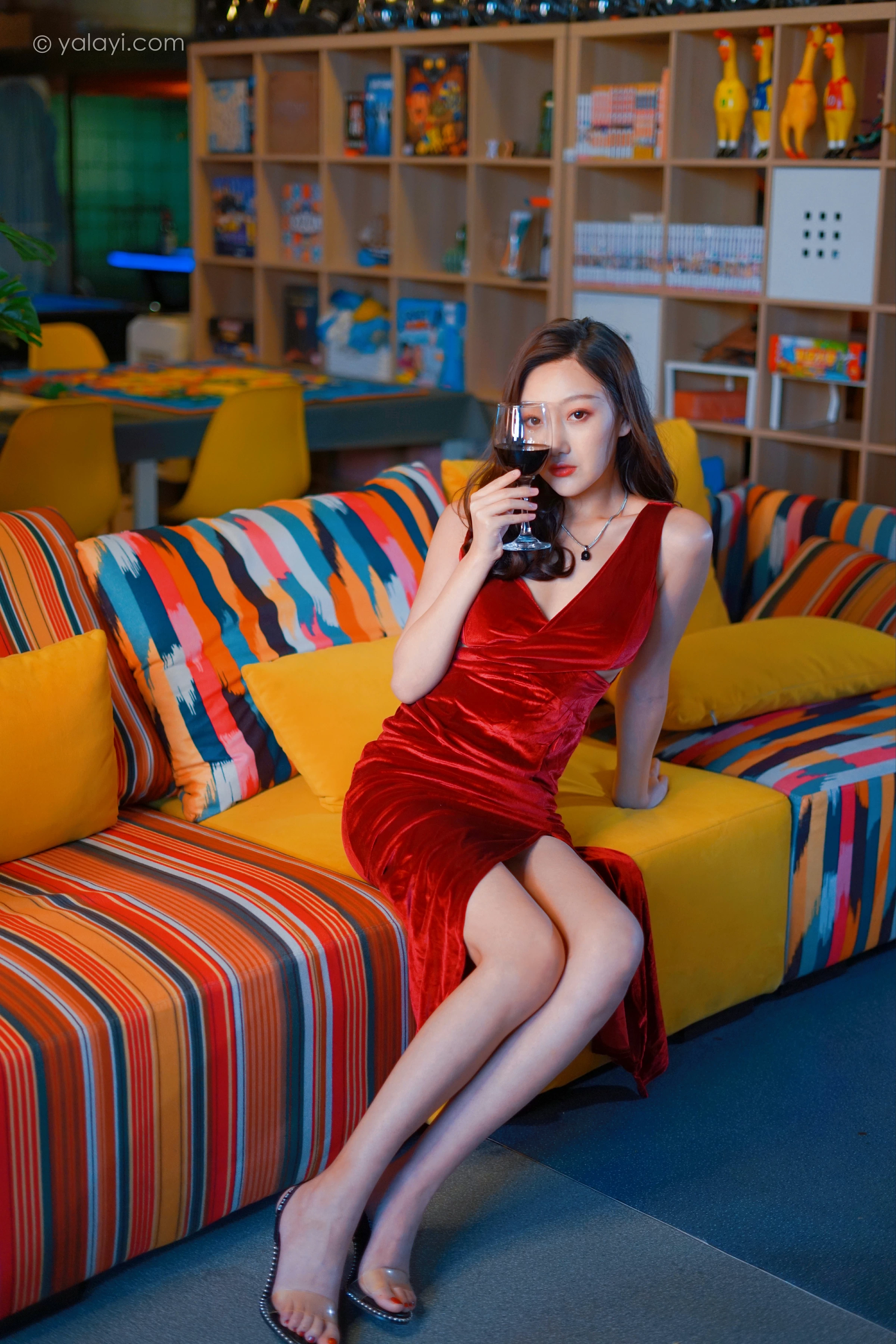 [YALAYI雅拉伊]2021.12.16 美人一笑也倾城 蕊思 红色连身礼服裙性感休闲写真集第9张