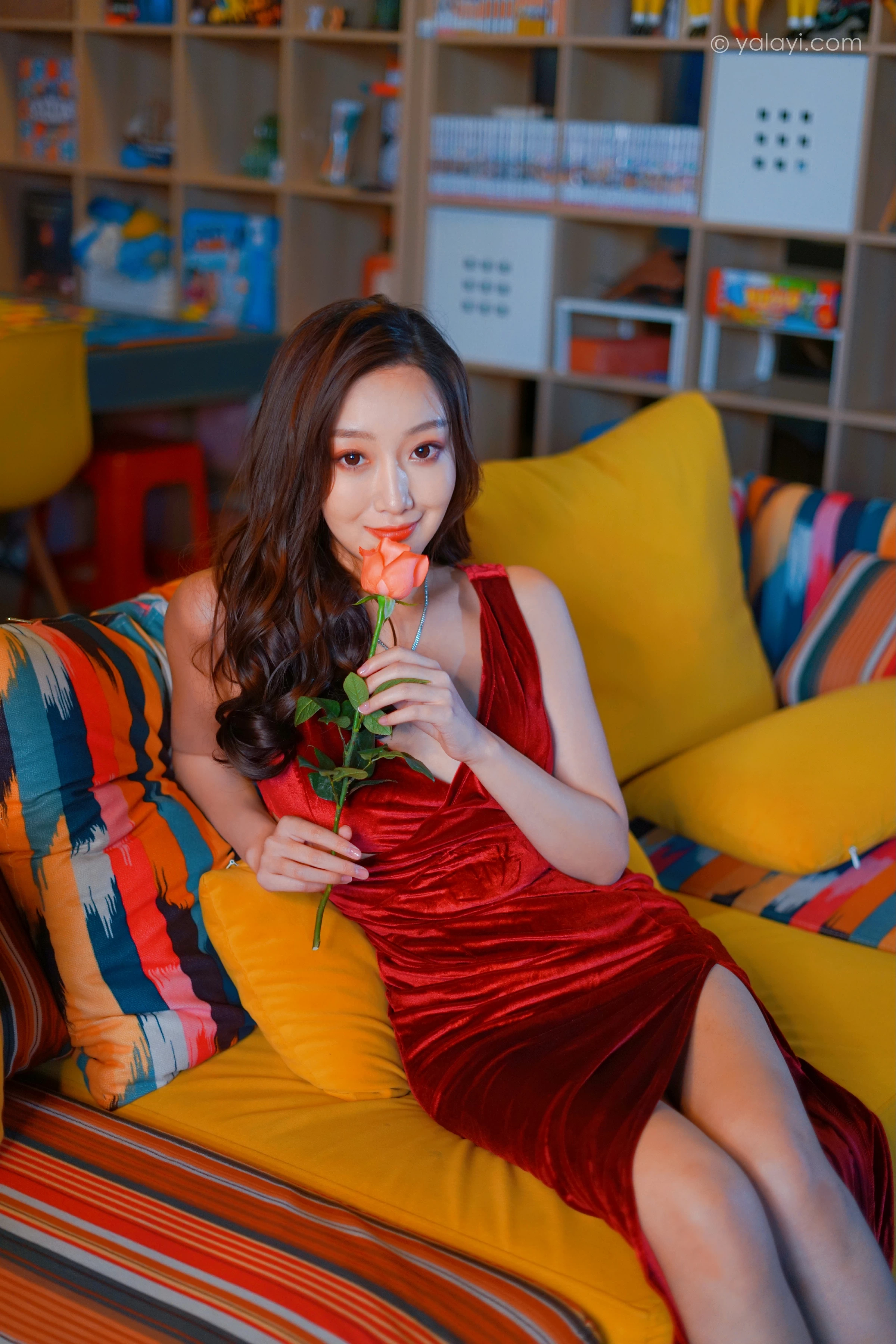 [YALAYI雅拉伊]2021.12.16 美人一笑也倾城 蕊思 红色连身礼服裙性感休闲写真集第6张
