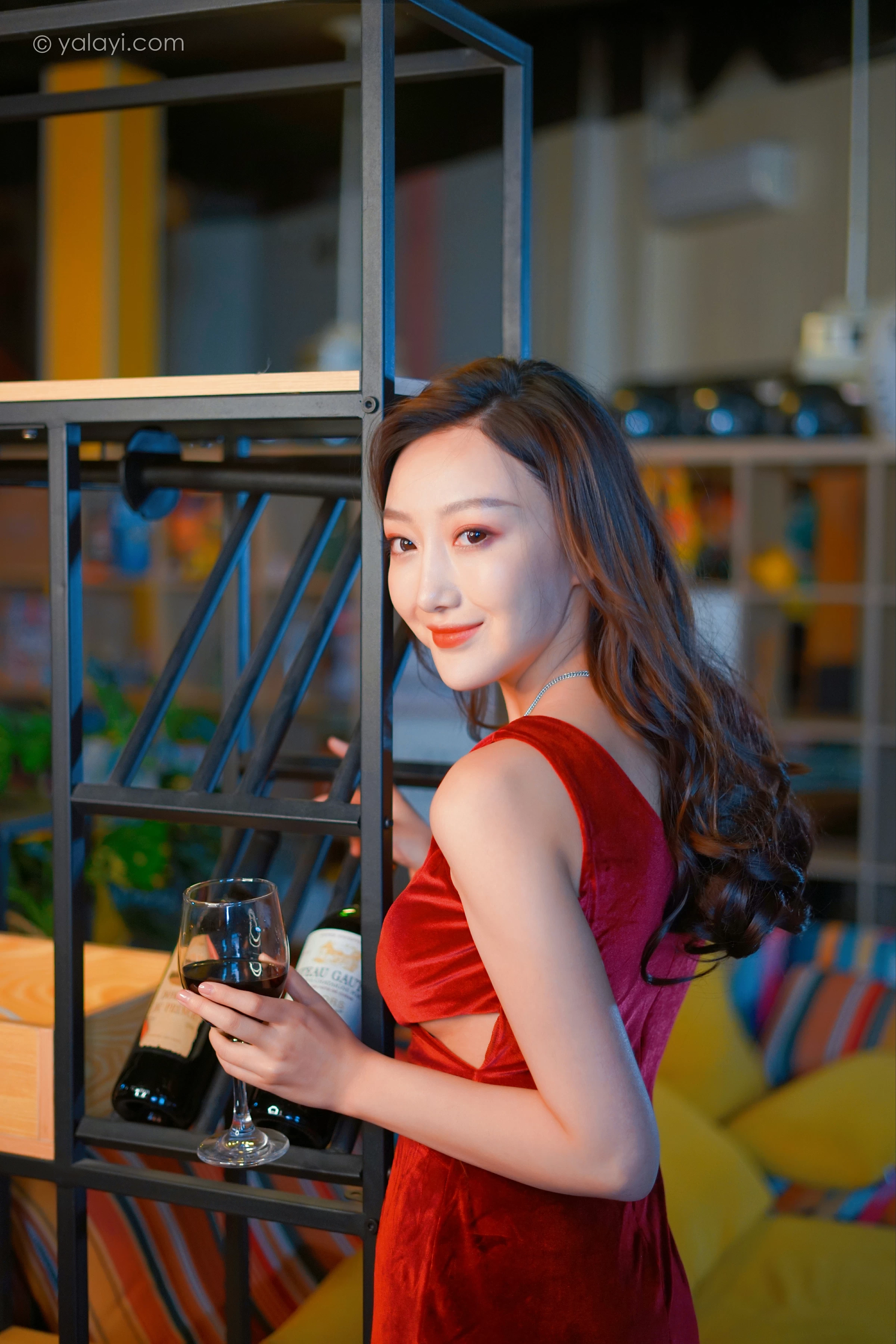 [YALAYI雅拉伊]2021.12.16 美人一笑也倾城 蕊思 红色连身礼服裙性感休闲写真集第12张