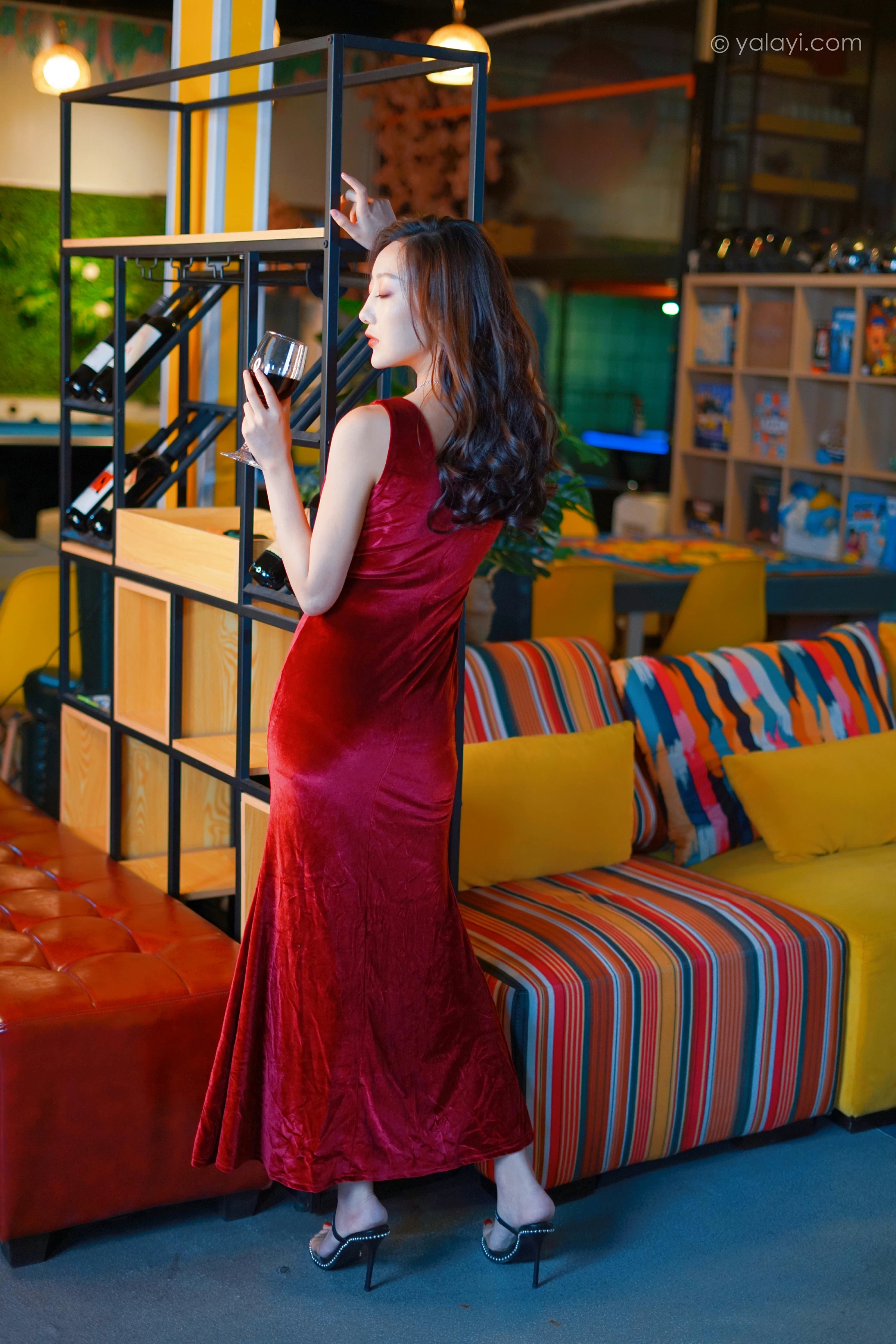 [YALAYI雅拉伊]2021.12.16 美人一笑也倾城 蕊思 红色连身礼服裙性感休闲写真集第14张