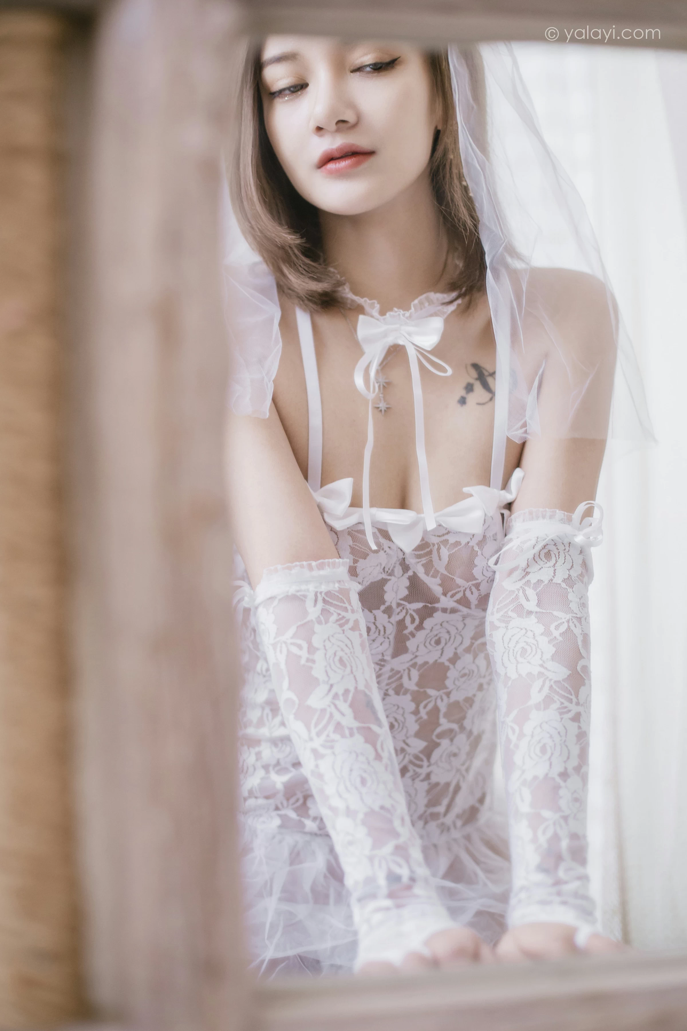 [YALAYI雅拉伊]NO.741 《一起圣诞》 梓杨 白色透视情趣婚纱与红色塑身内衣性感私房写真集第7张
