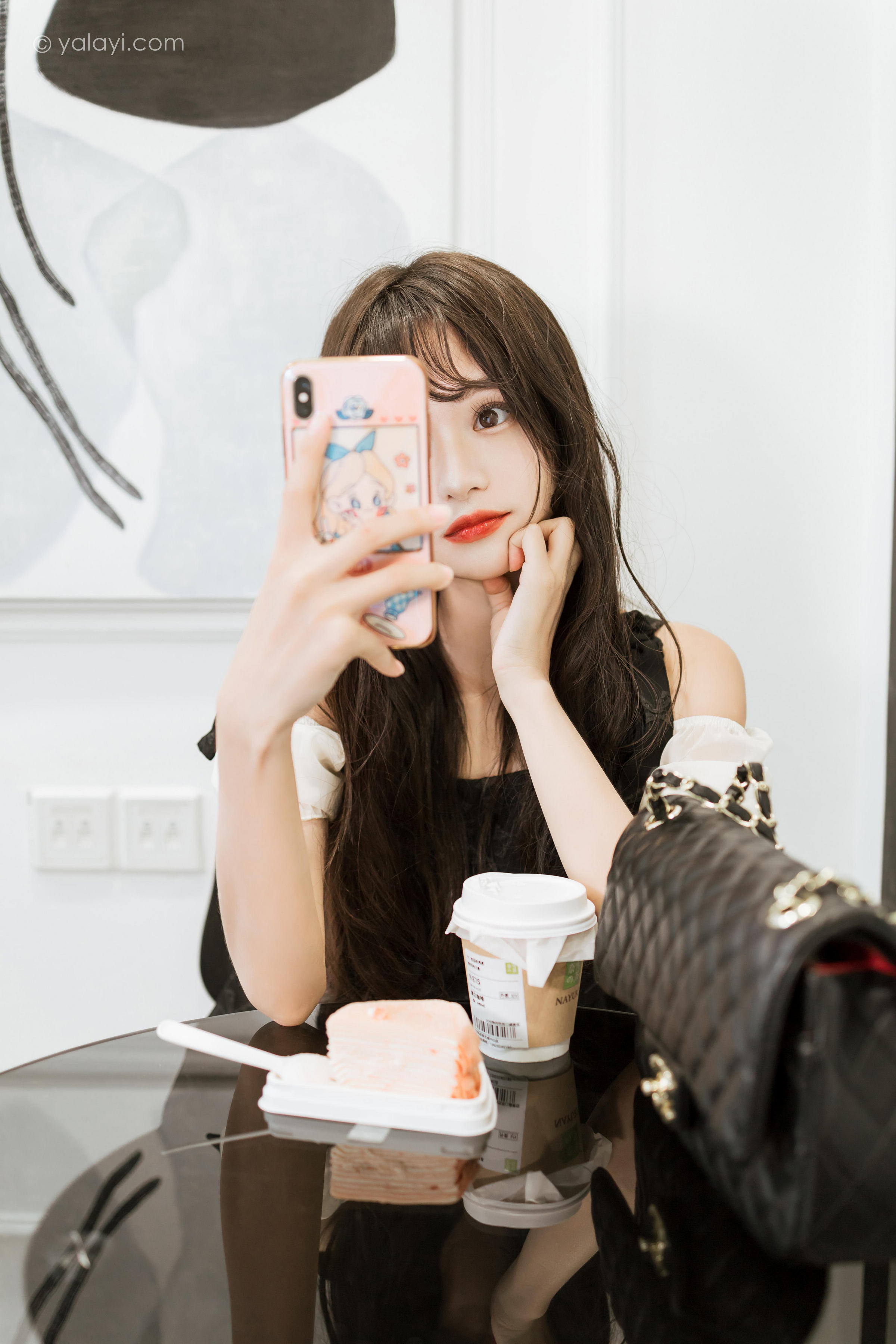 [YALAYI雅拉伊]2022.09.26 沦陷 小亭 黑色吊带连衣裙加白色丝袜美腿清纯写真集第3张