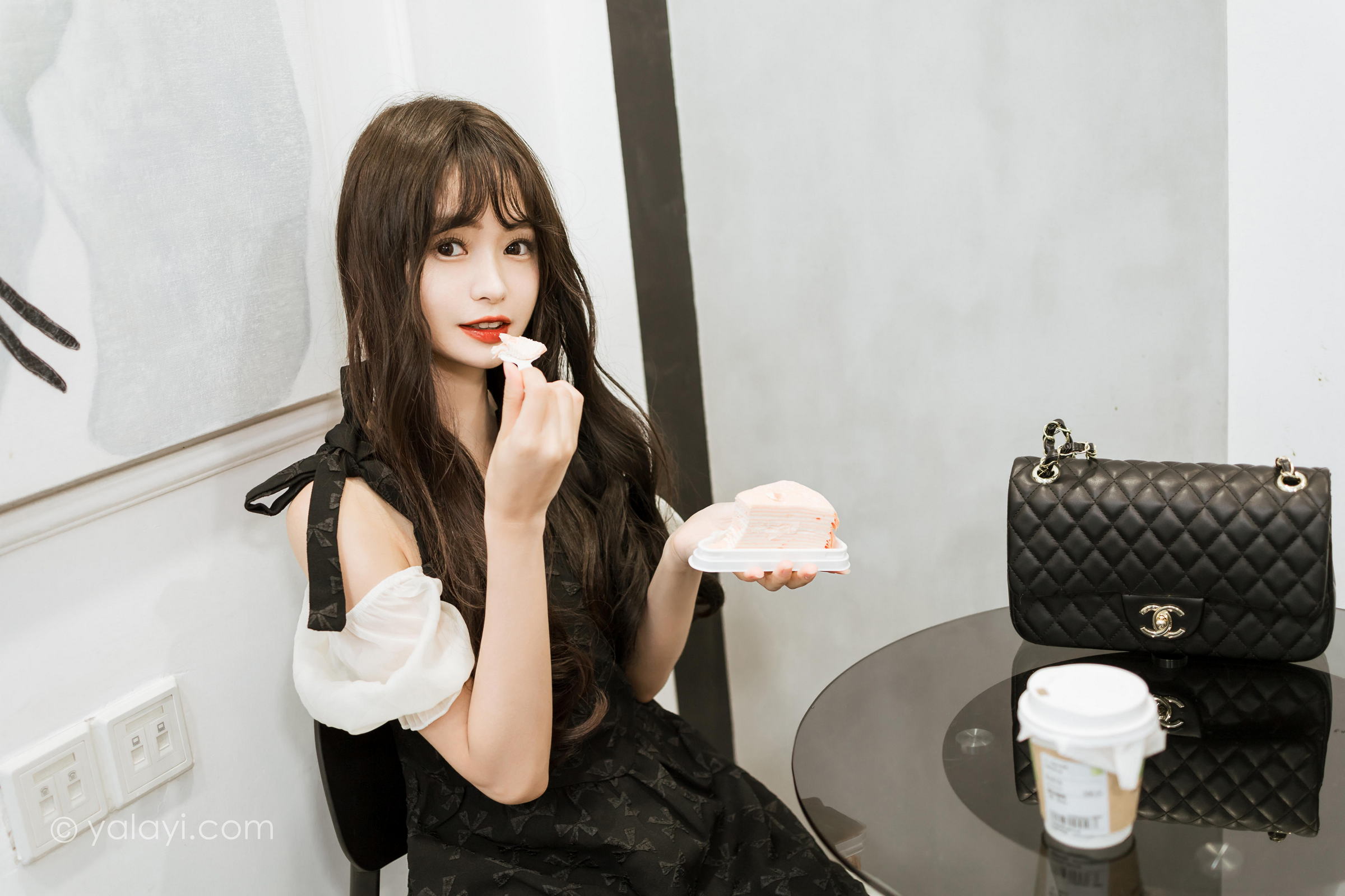 [YALAYI雅拉伊]2022.09.26 沦陷 小亭 黑色吊带连衣裙加白色丝袜美腿清纯写真集第13张