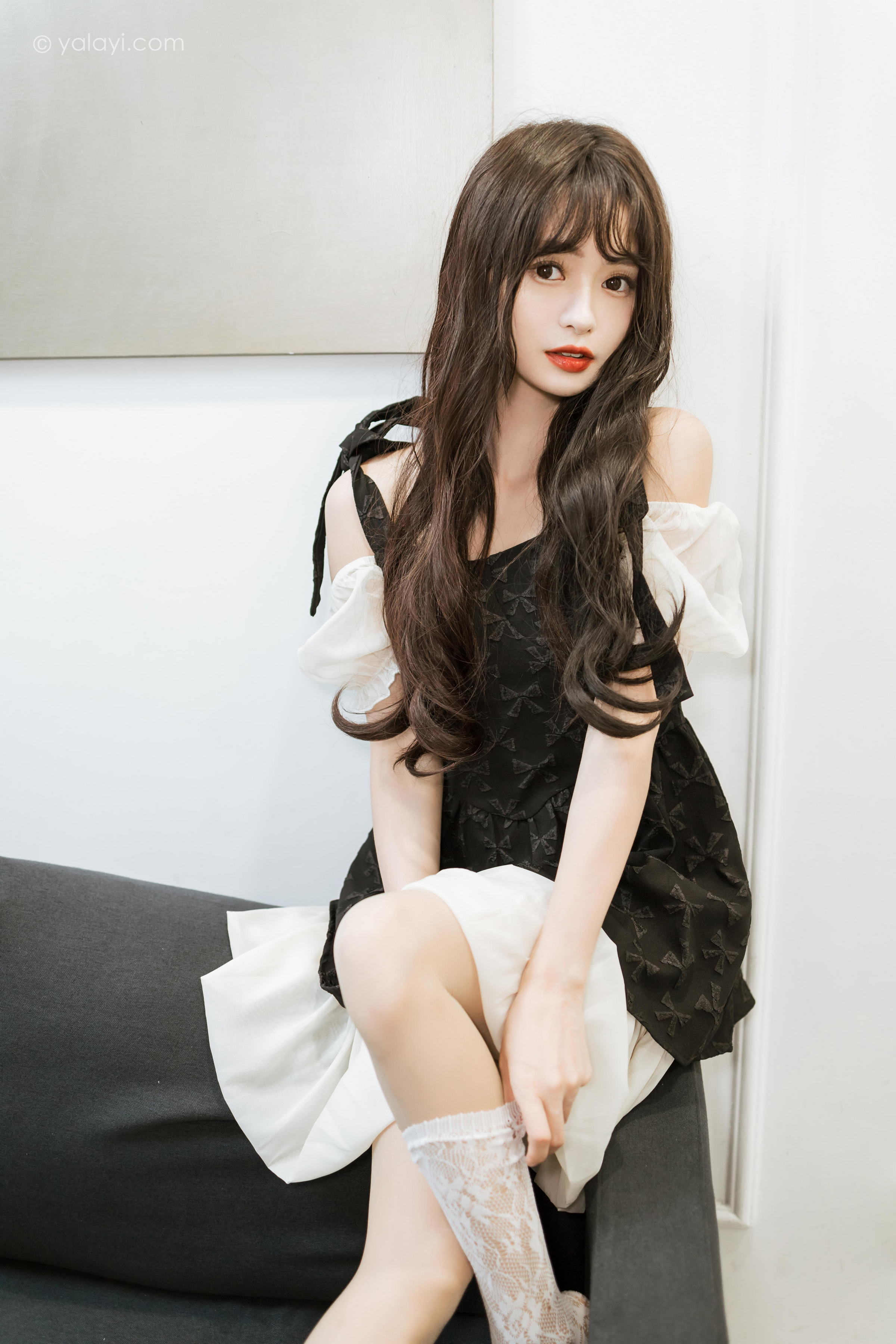 [YALAYI雅拉伊]2022.09.26 沦陷 小亭 黑色吊带连衣裙加白色丝袜美腿清纯写真集第9张