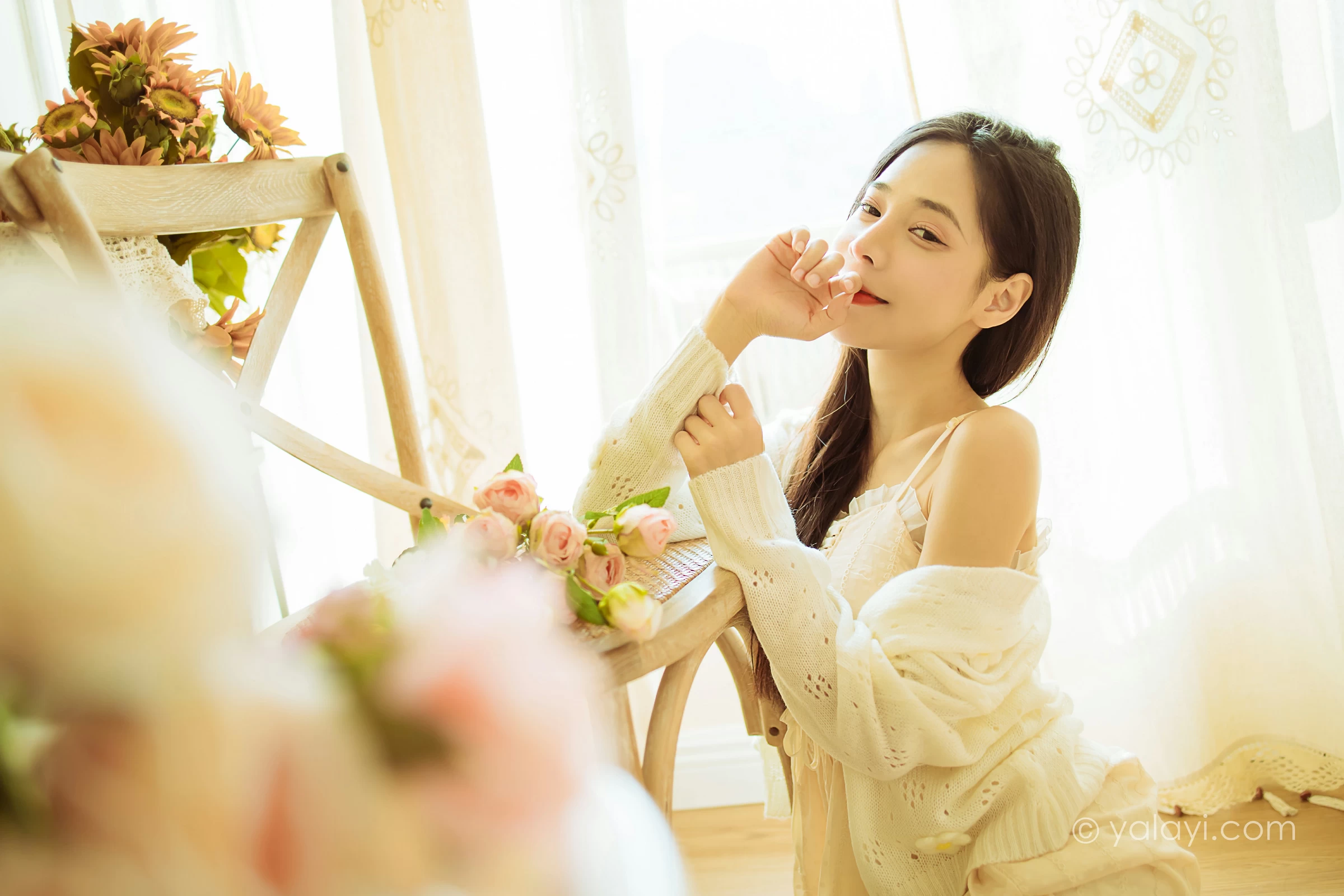 [YALAYI雅拉伊]2022.01.13 最浪漫的事 诗咏 白色镂空外套加吊带连衣裙居家私房写真集第7张
