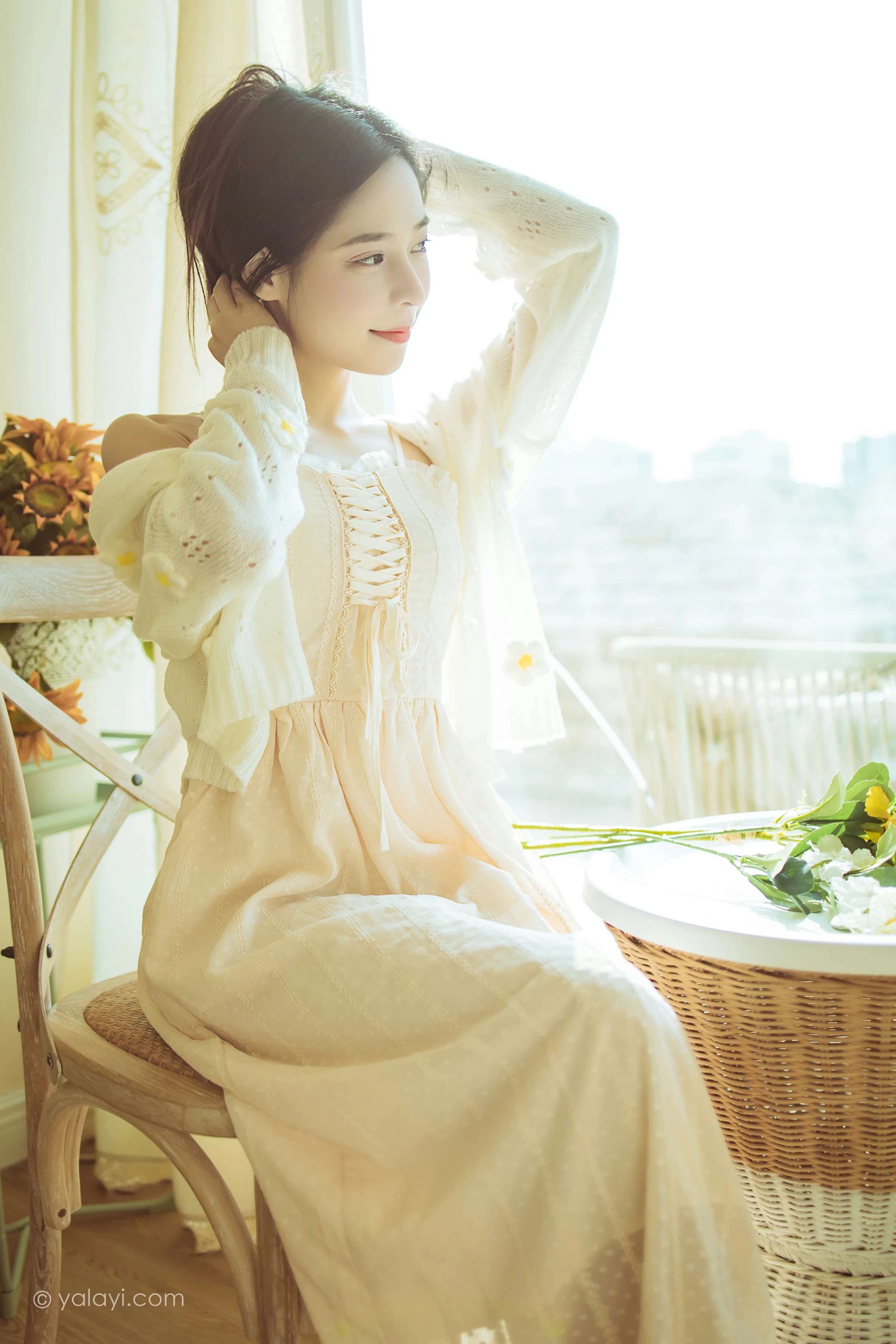 [YALAYI雅拉伊]2022.01.13 最浪漫的事 诗咏 白色镂空外套加吊带连衣裙居家私房写真集第4张