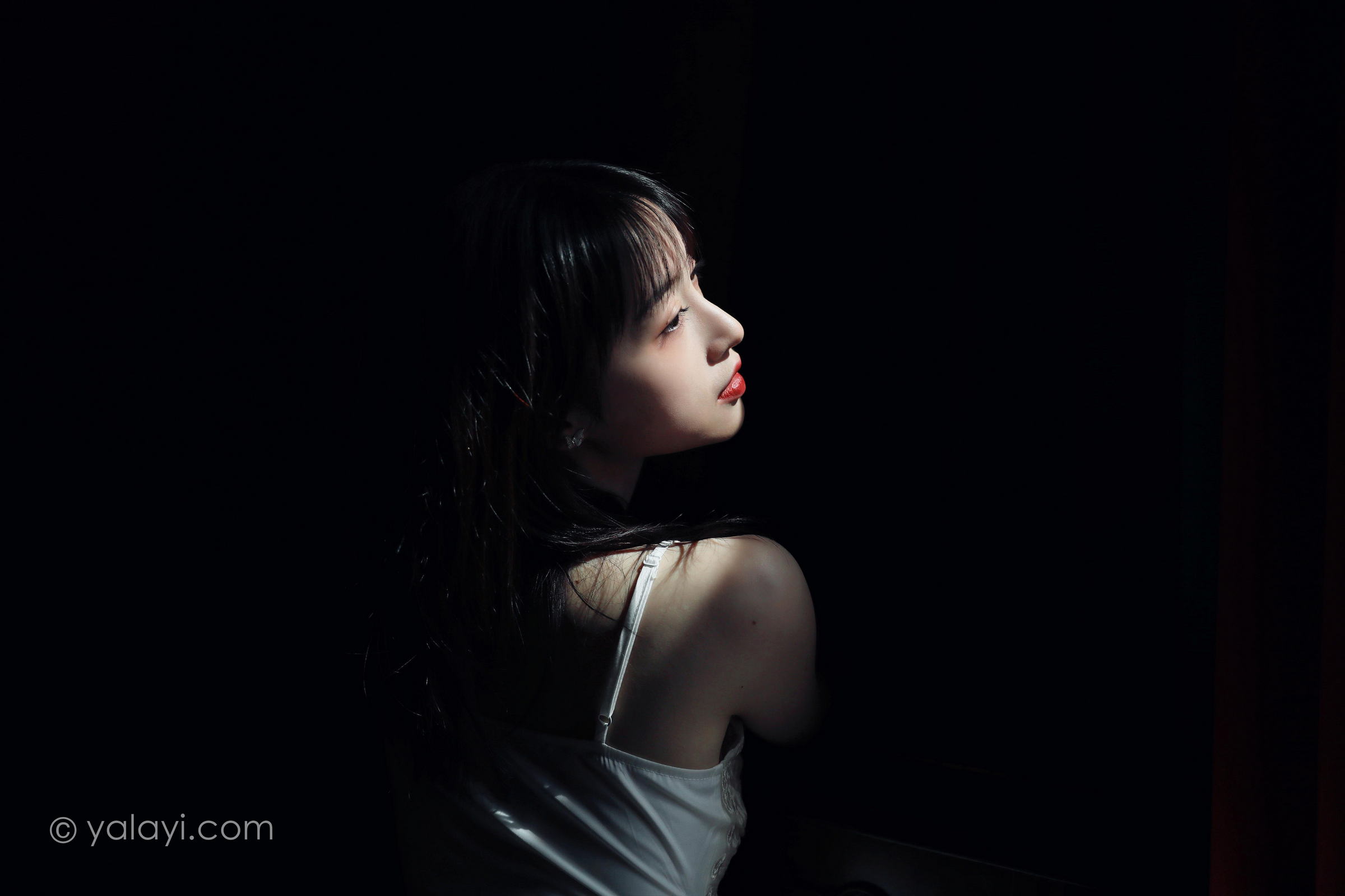 [YALAYI雅拉伊]2022.07.16 唤 京京 白色吊带蕾丝连衣裙居家清纯写真集第5张