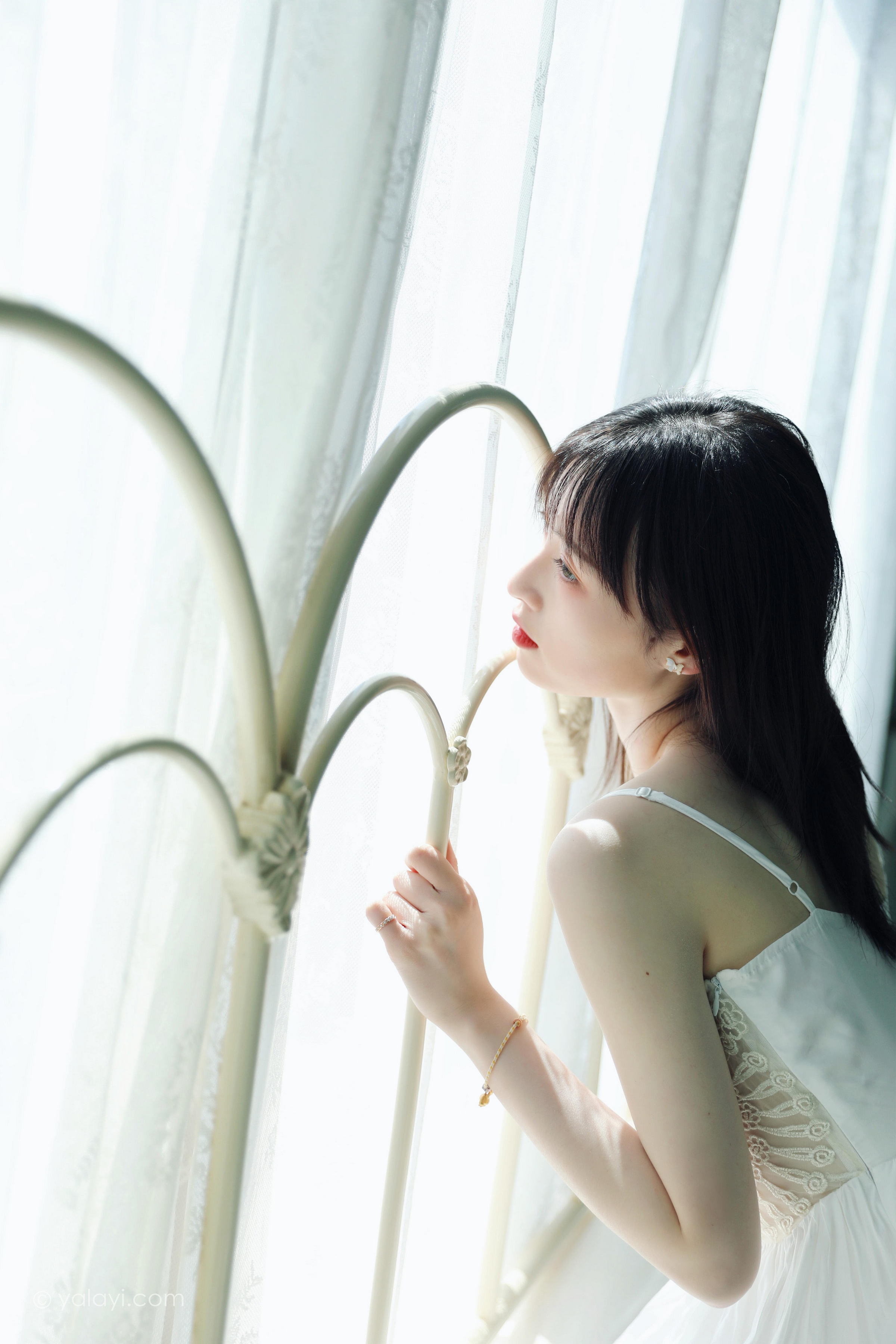 [YALAYI雅拉伊]2022.07.16 唤 京京 白色吊带蕾丝连衣裙居家清纯写真集第9张