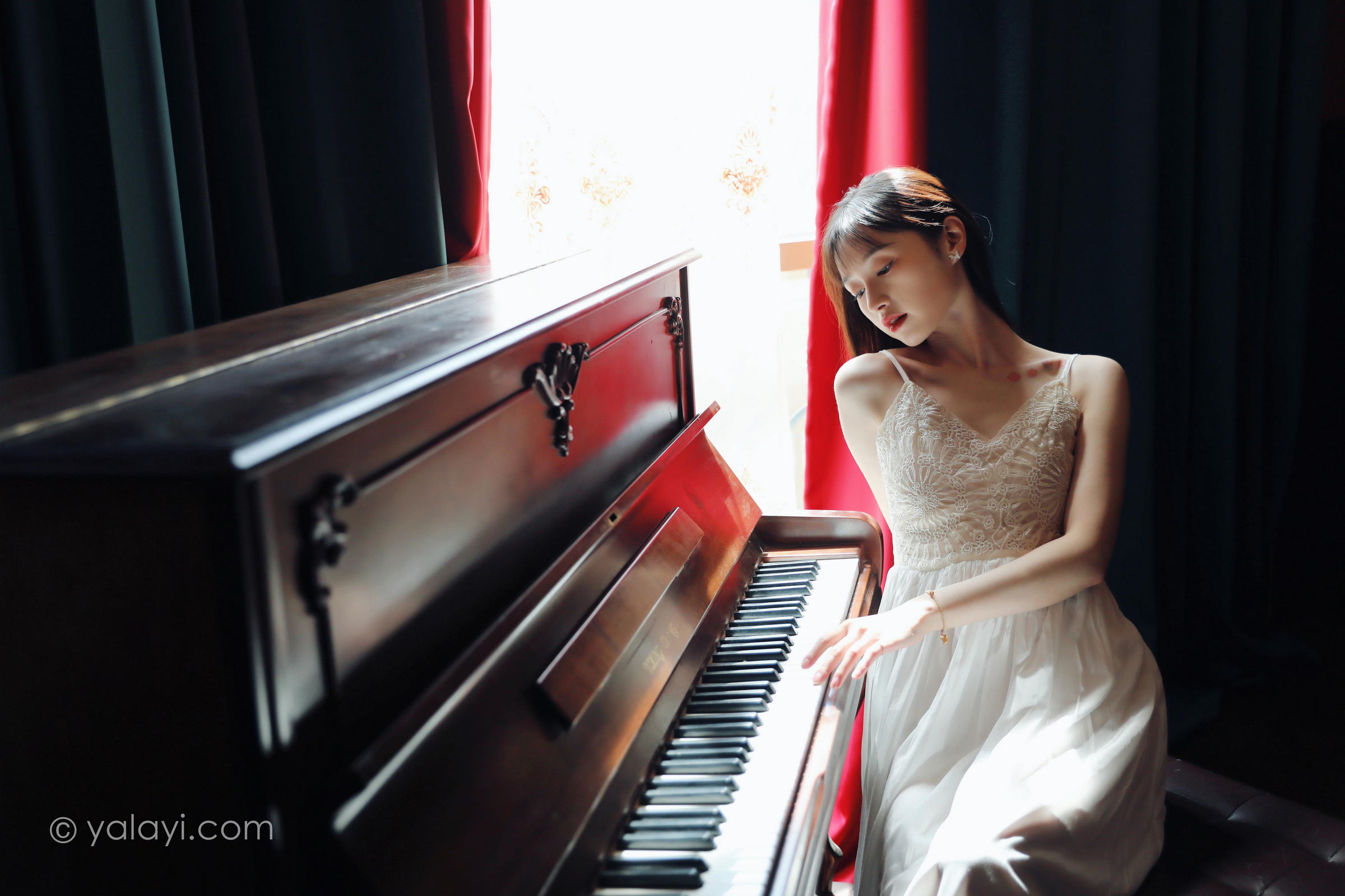 [YALAYI雅拉伊]2022.07.16 唤 京京 白色吊带蕾丝连衣裙居家清纯写真集第3张