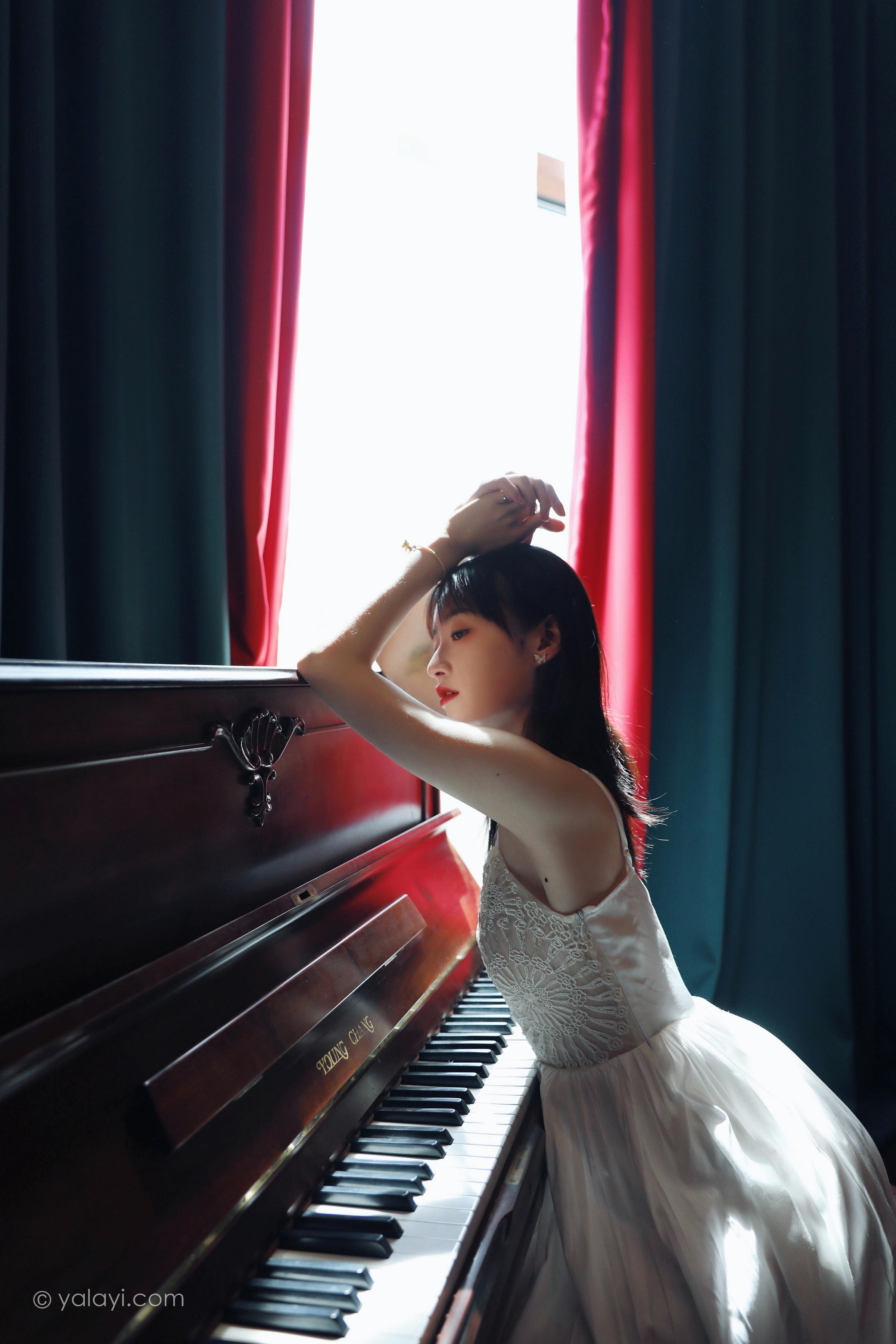 [YALAYI雅拉伊]2022.07.16 唤 京京 白色吊带蕾丝连衣裙居家清纯写真集第2张