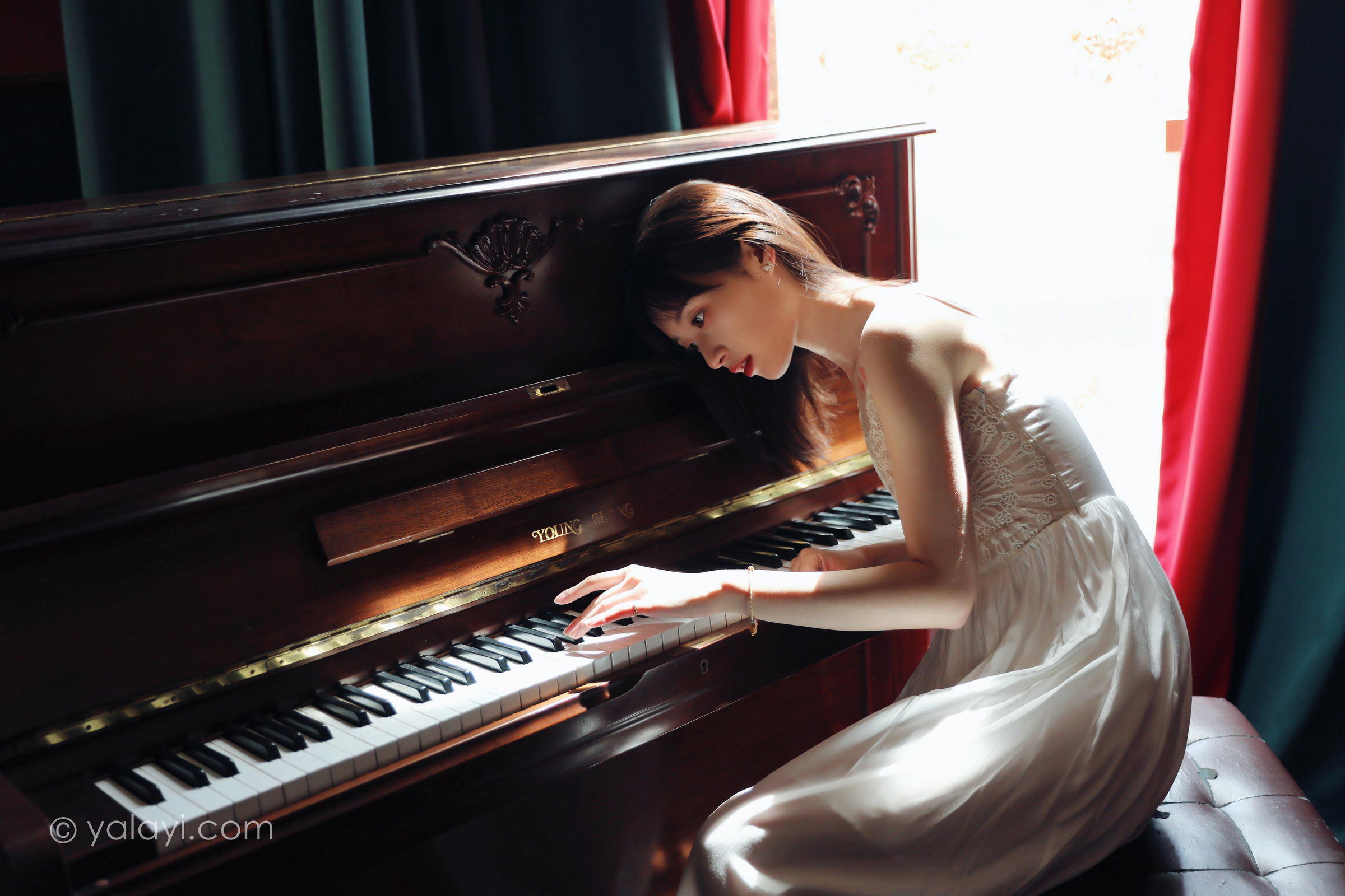 [YALAYI雅拉伊]2022.07.16 唤 京京 白色吊带蕾丝连衣裙居家清纯写真集第4张