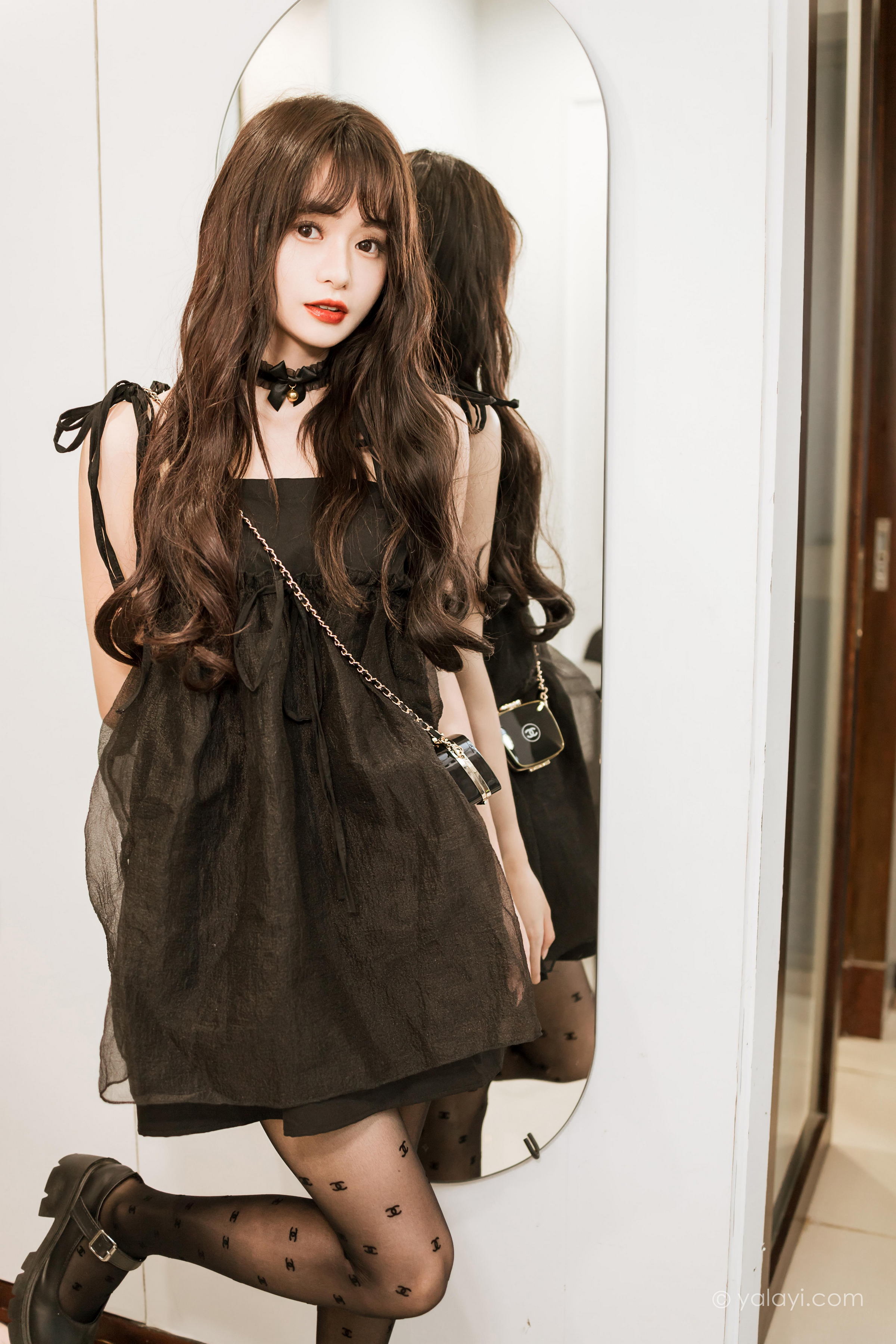 [YALAYI雅拉伊]2022.09.30 给你幸福 小亭 黑色吊带连衣裙加黑丝美腿性感写真集第8张