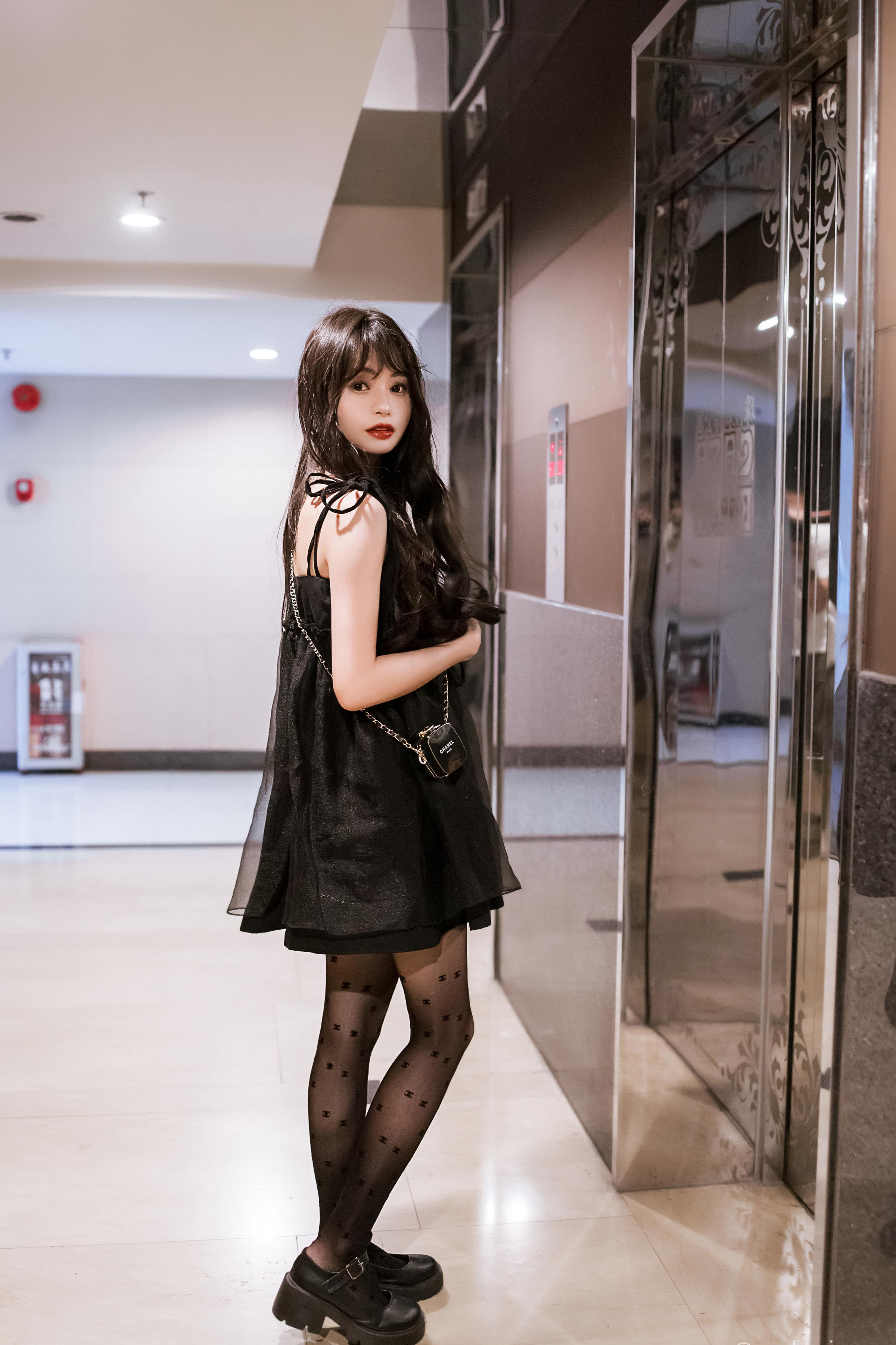 [YALAYI雅拉伊]2022.09.30 给你幸福 小亭 黑色吊带连衣裙加黑丝美腿性感写真集第12张