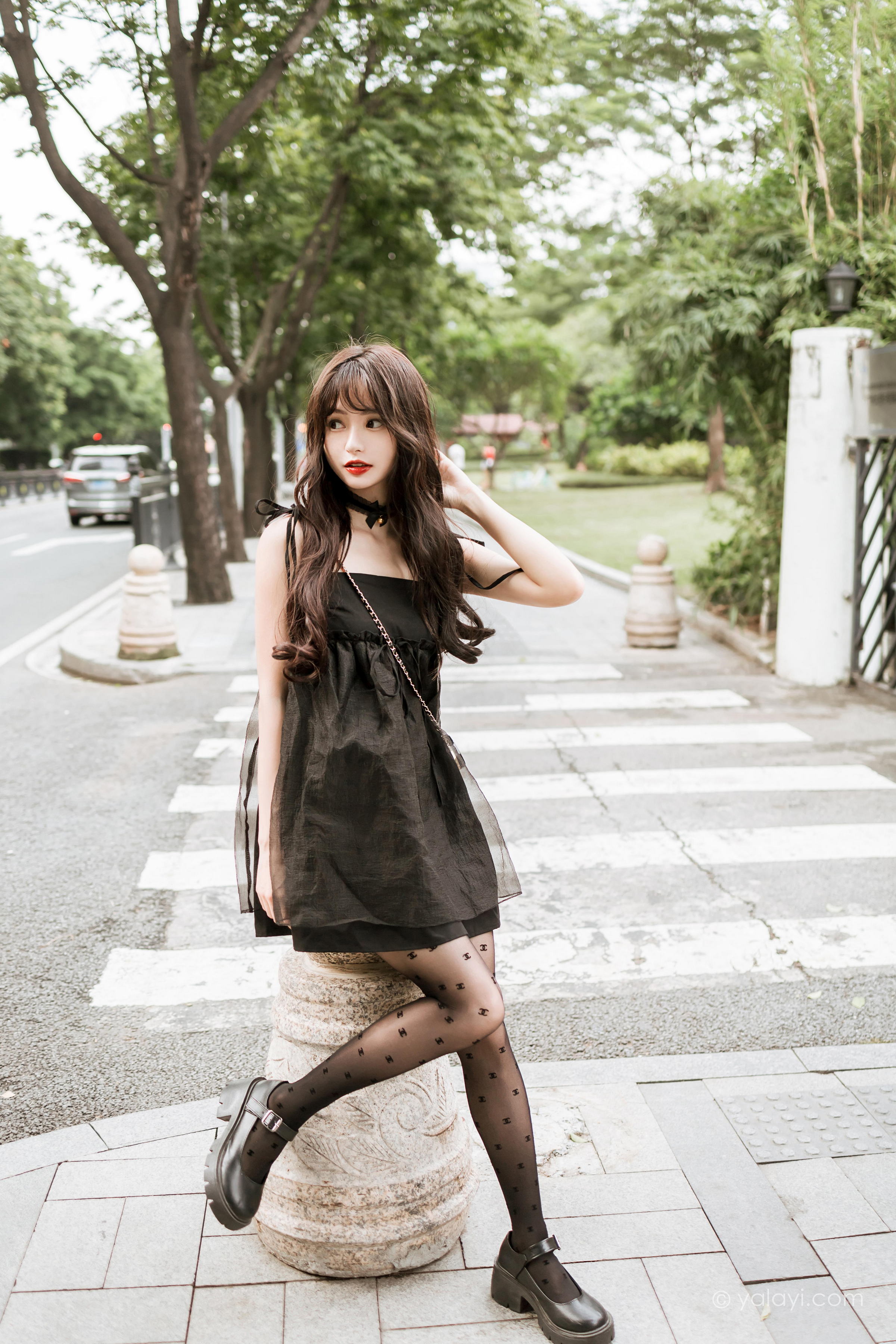 [YALAYI雅拉伊]2022.09.30 给你幸福 小亭 黑色吊带连衣裙加黑丝美腿性感写真集第10张